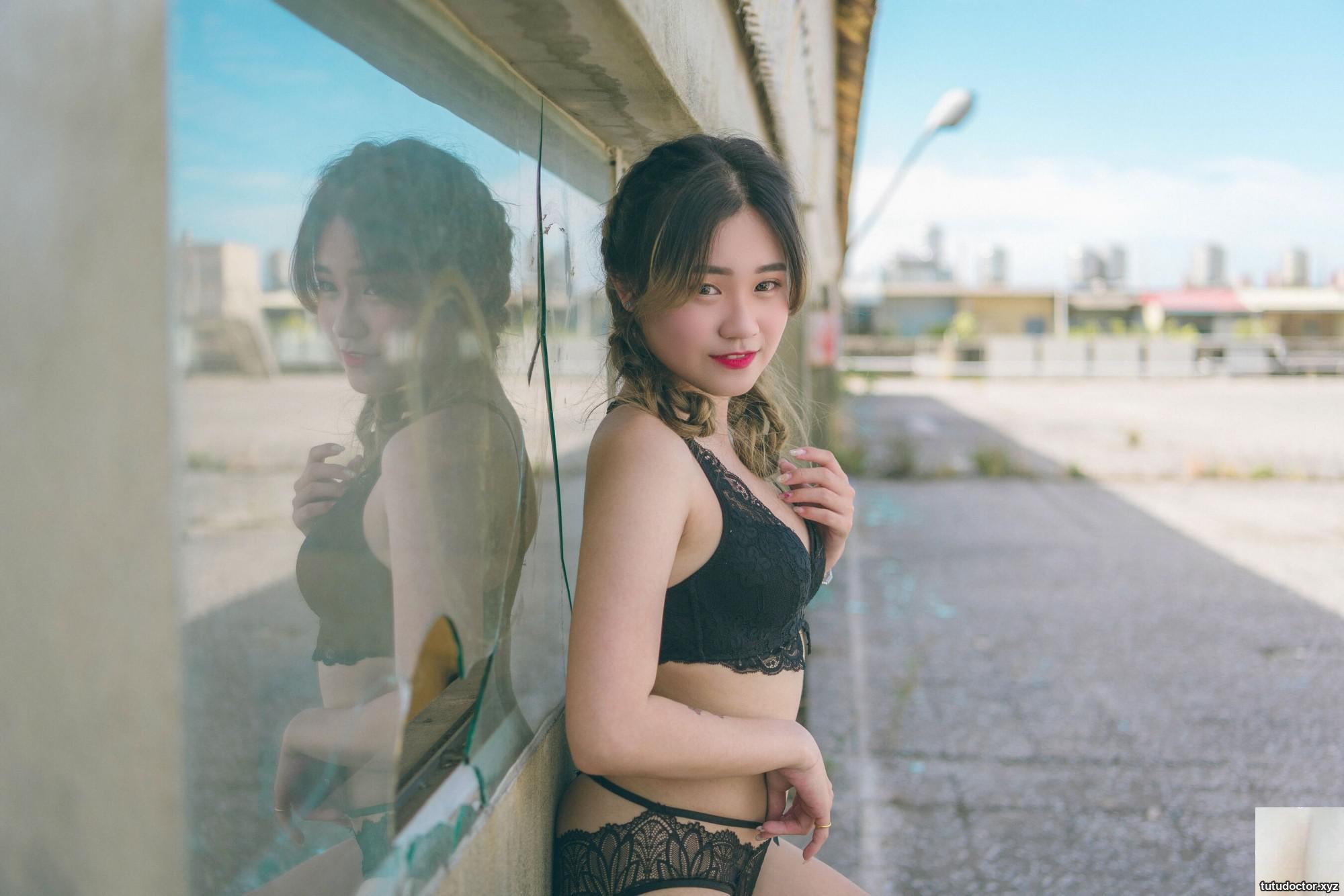 Han Tangs Photo Album · photo 16 of 80