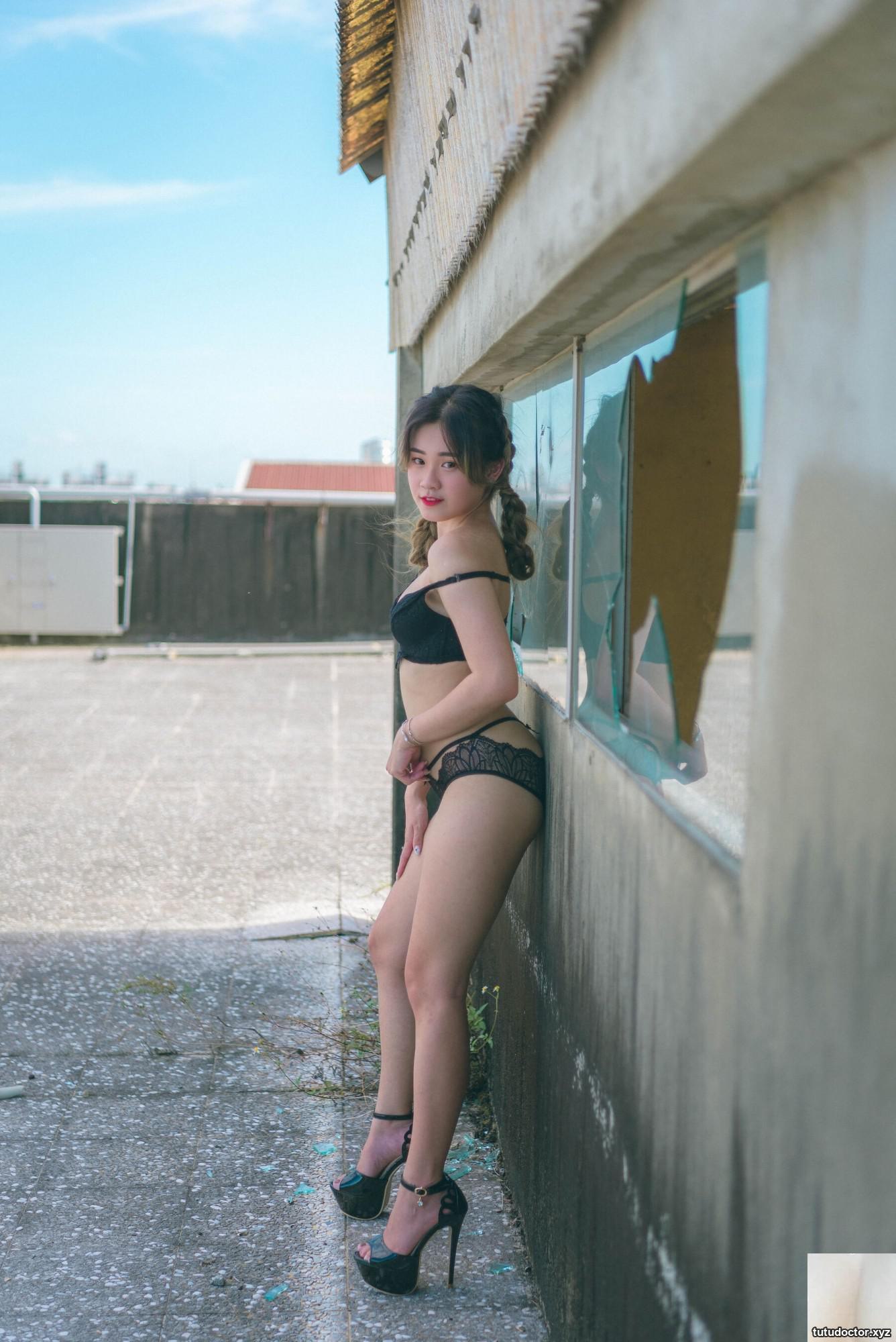 Han Tangs Photo Album · photo 20 of 80