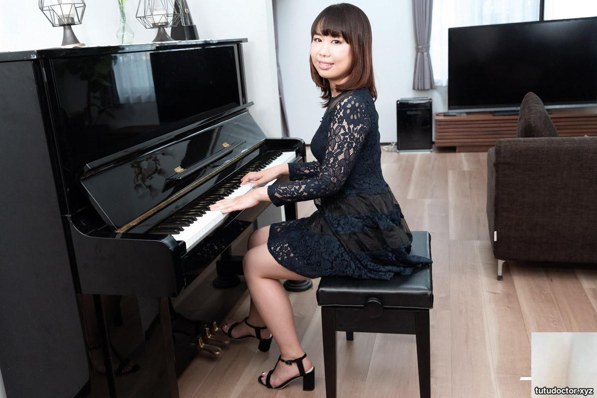 Yukari Sato: Naughty piano lesson (26P)