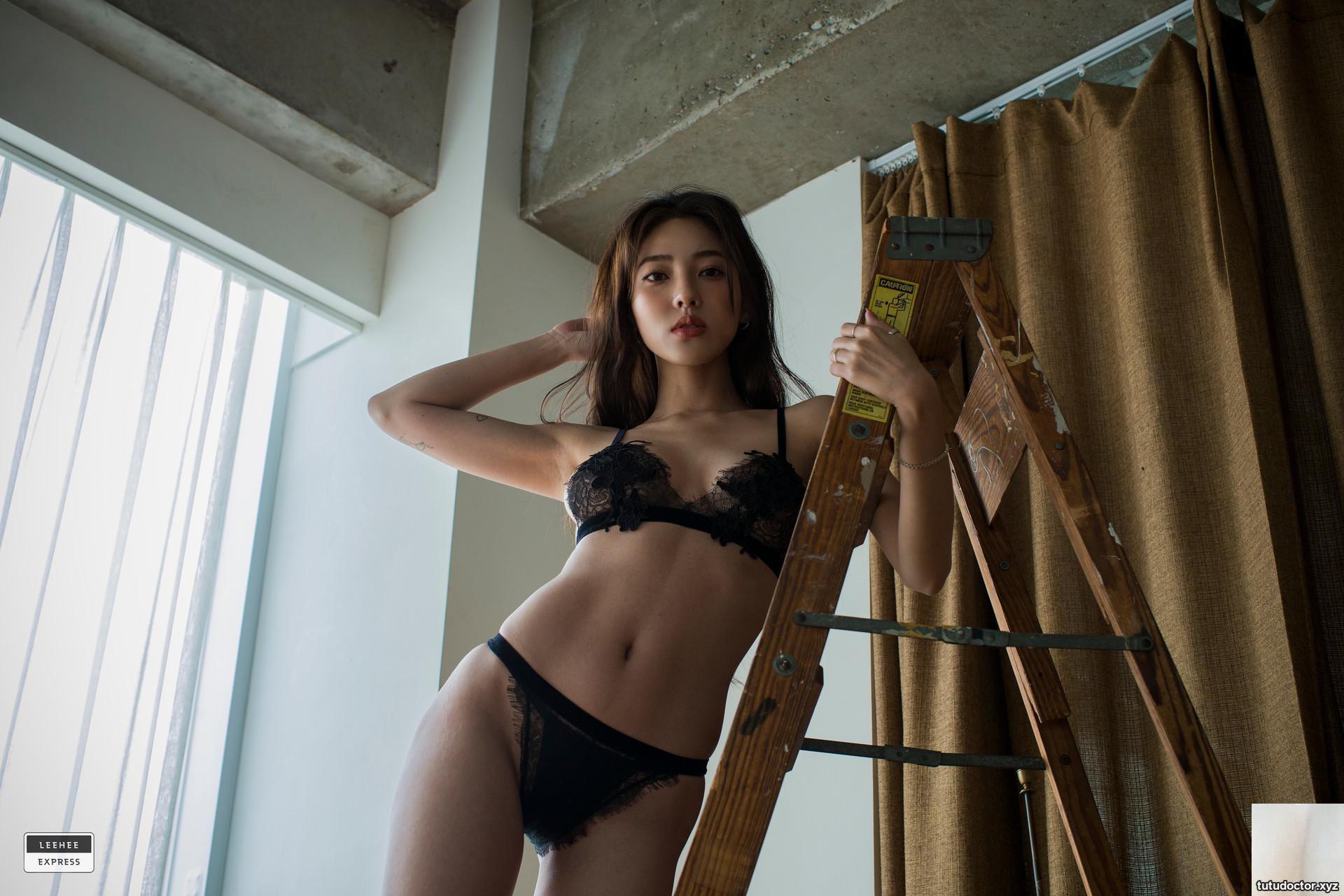 The Korean beauty is deeply attracted by her sexy appearance · photo 24 of 48