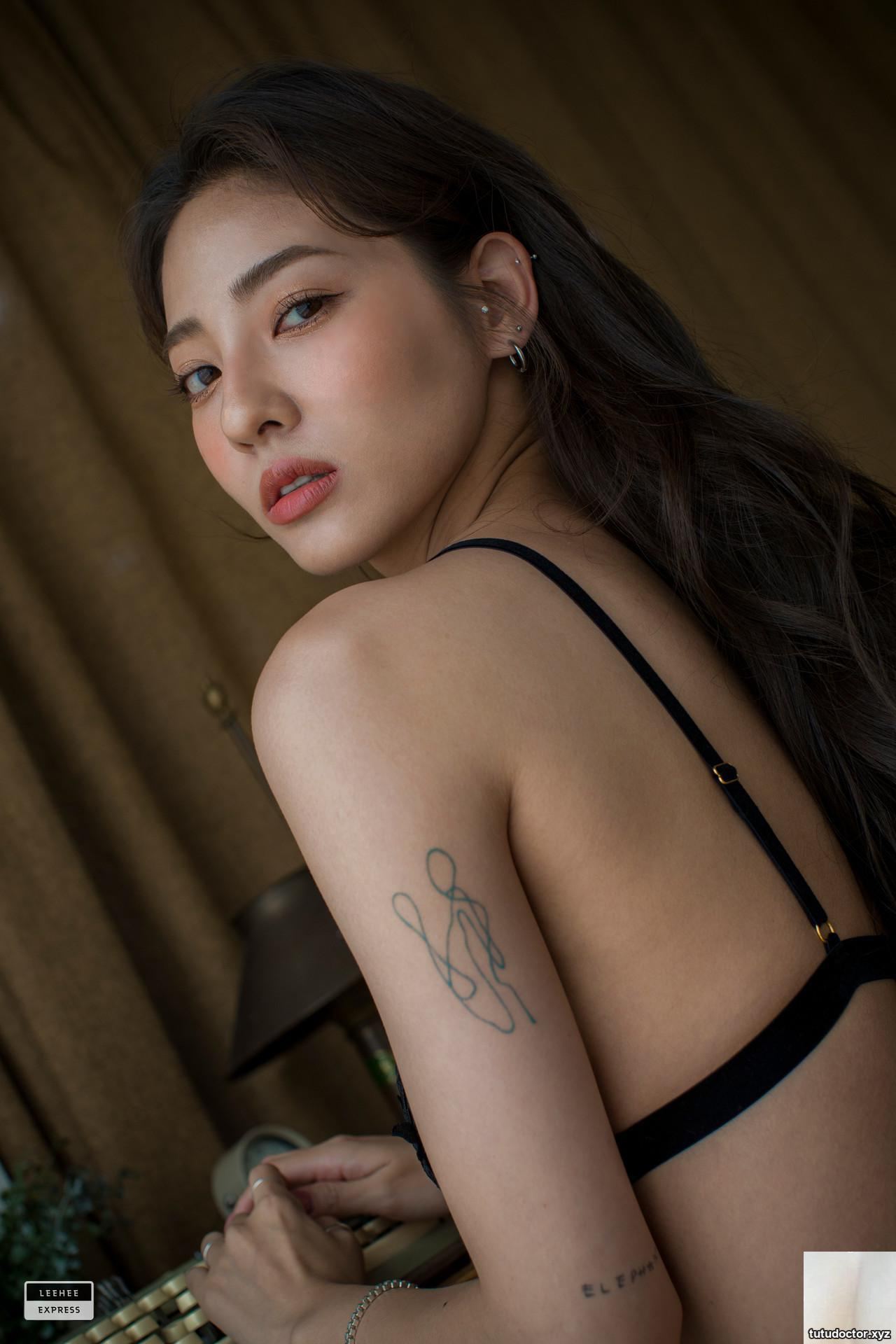 The Korean beauty is deeply attracted by her sexy appearance · photo 31 of 48