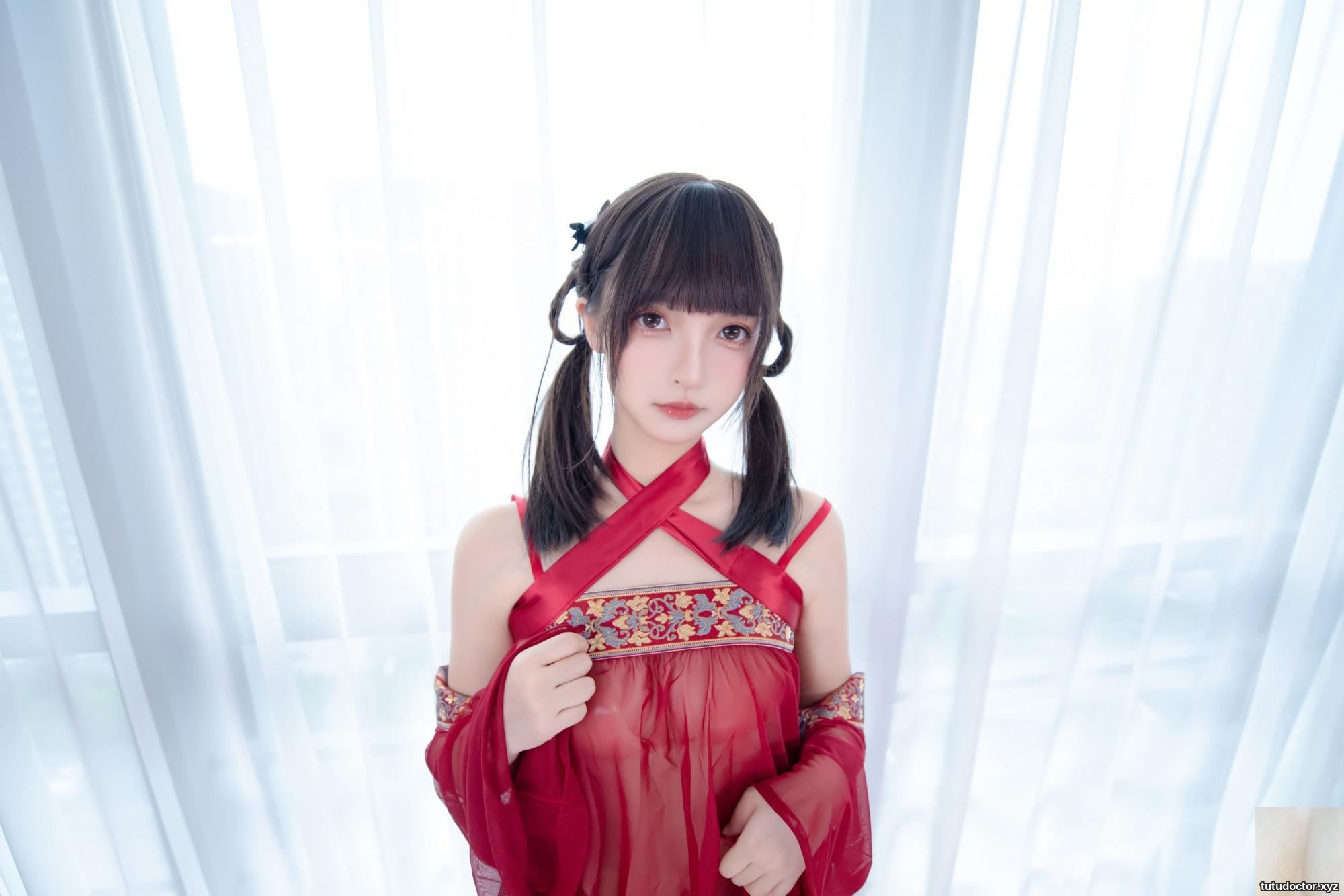 Kagakusaka Mafuyu’s “Red Tulle” The sexy angle of the rear gun cannot be hidden (75P)