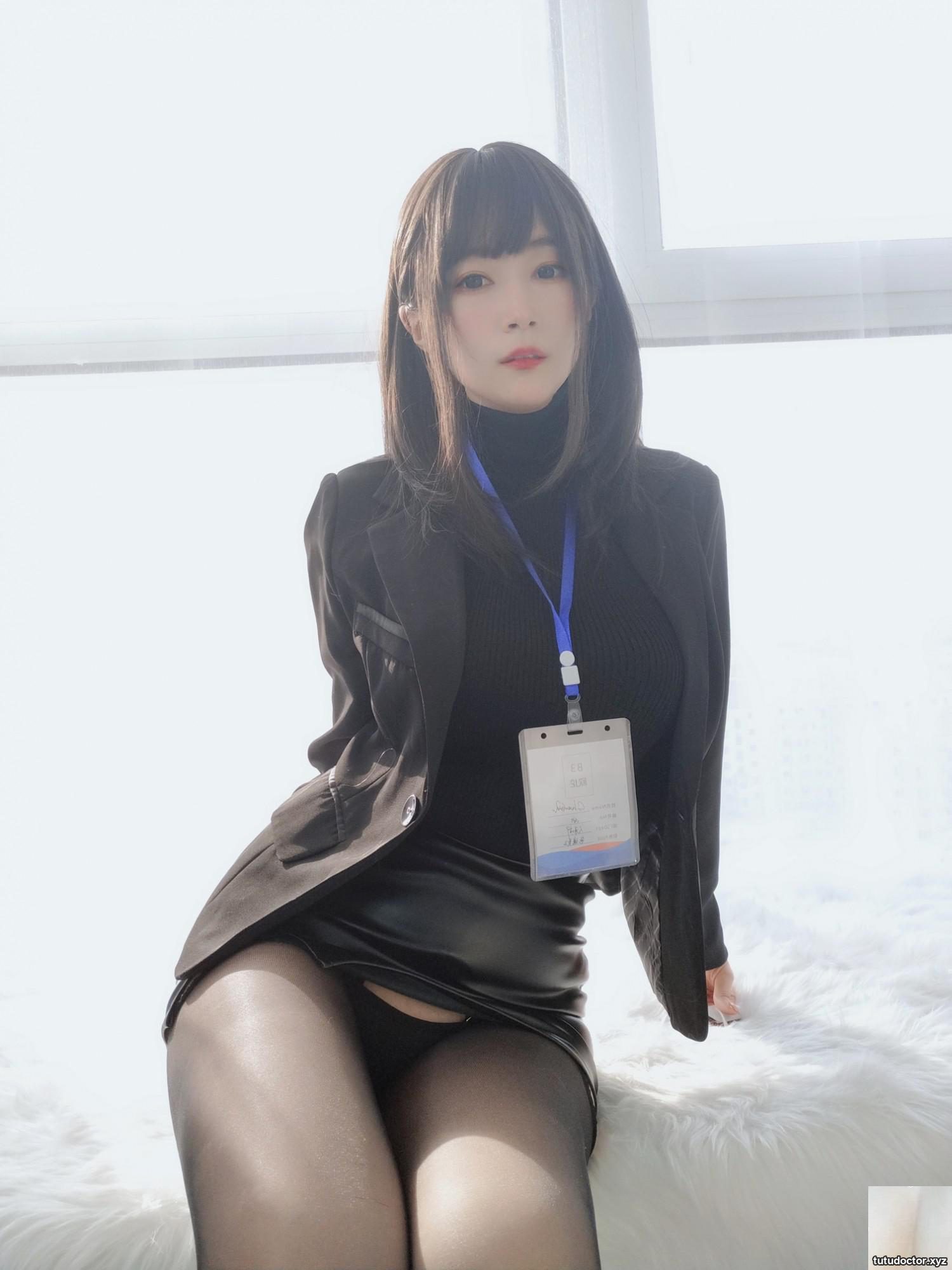 Silver 81 Workplace OL Black silk stockings and sexy legs · photo 29 of 60