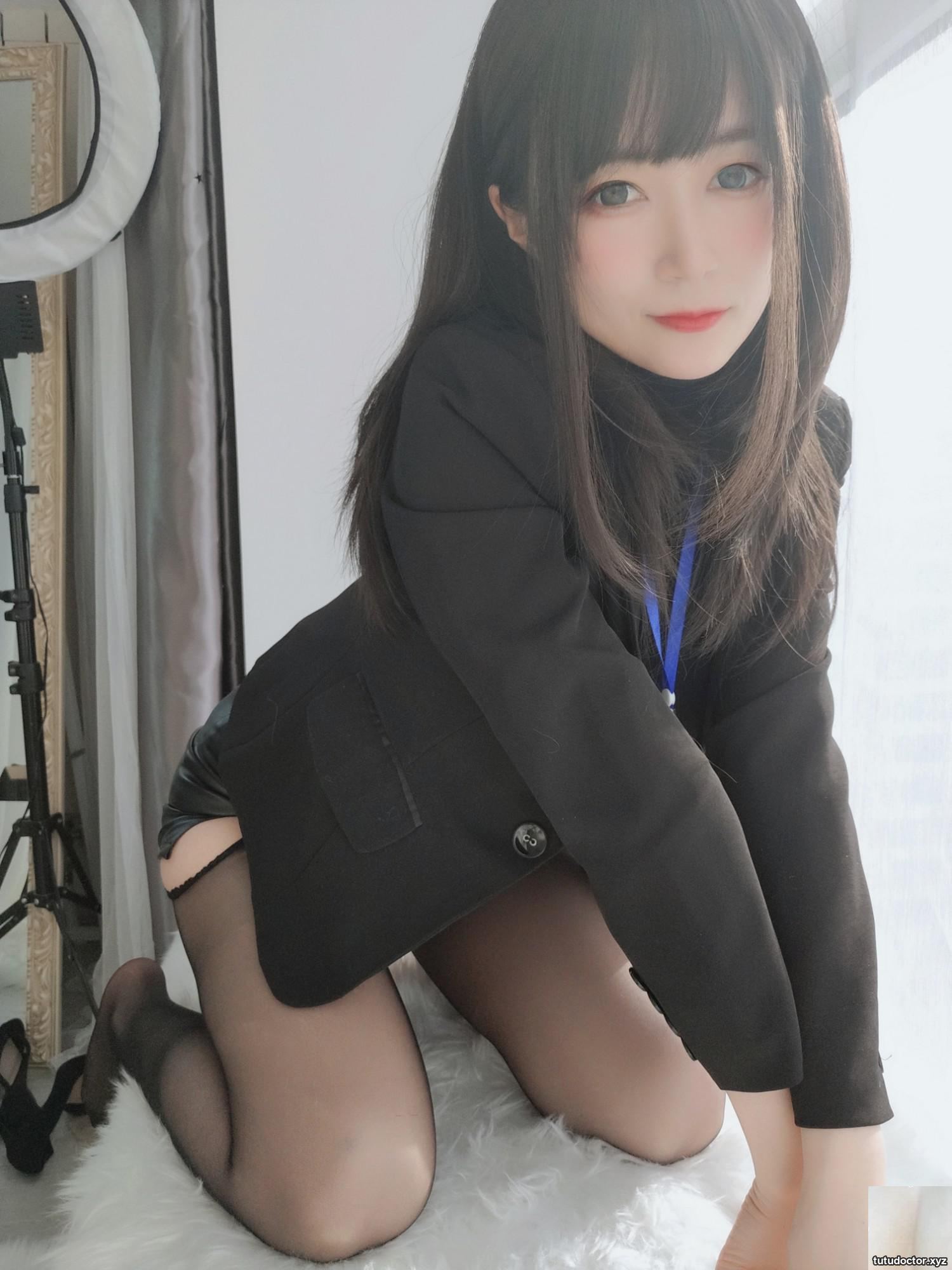 Silver 81 Workplace OL Black silk stockings and sexy legs · photo 35 of 60
