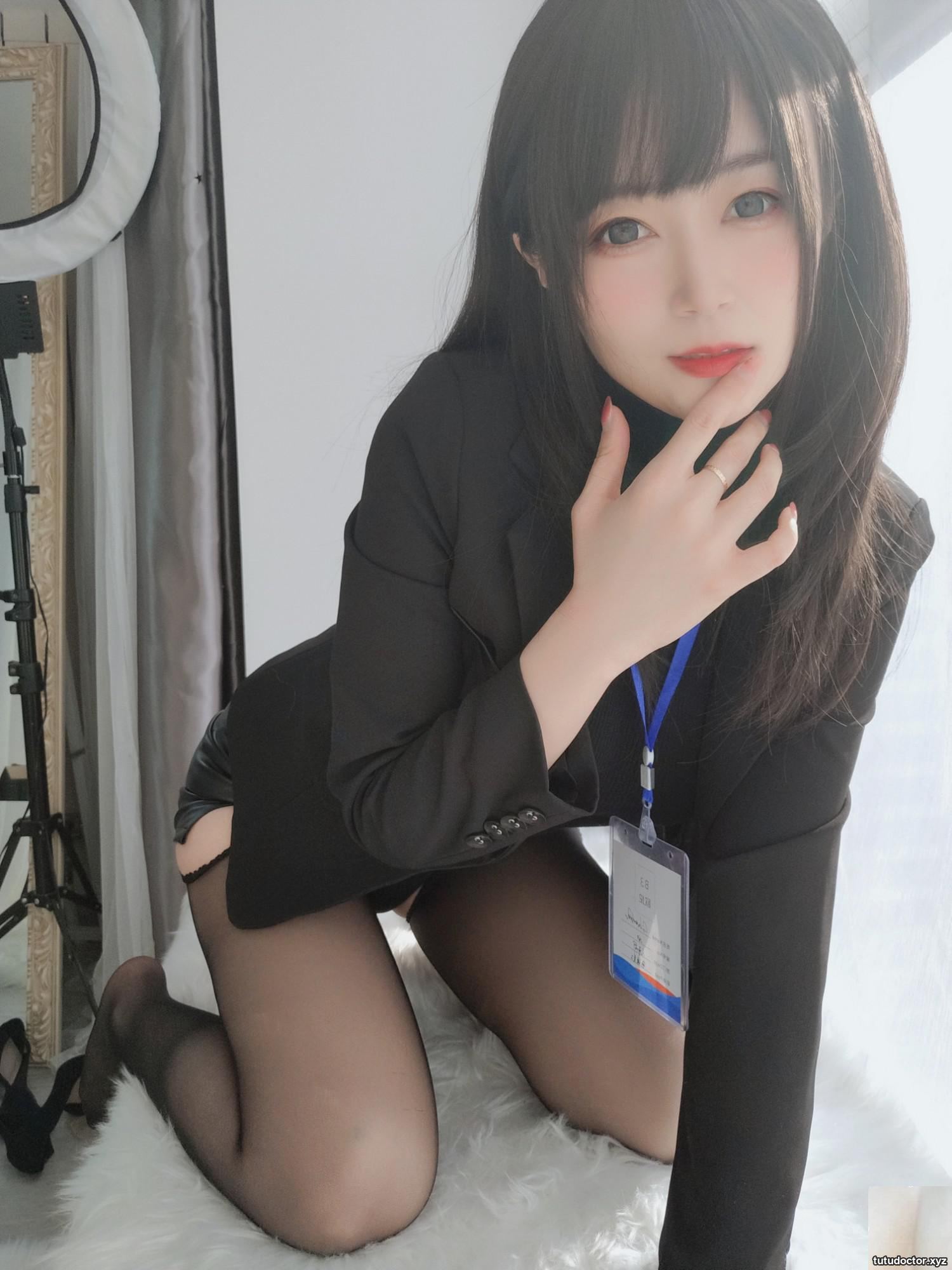 Silver 81 Workplace OL Black silk stockings and sexy legs · photo 36 of 60