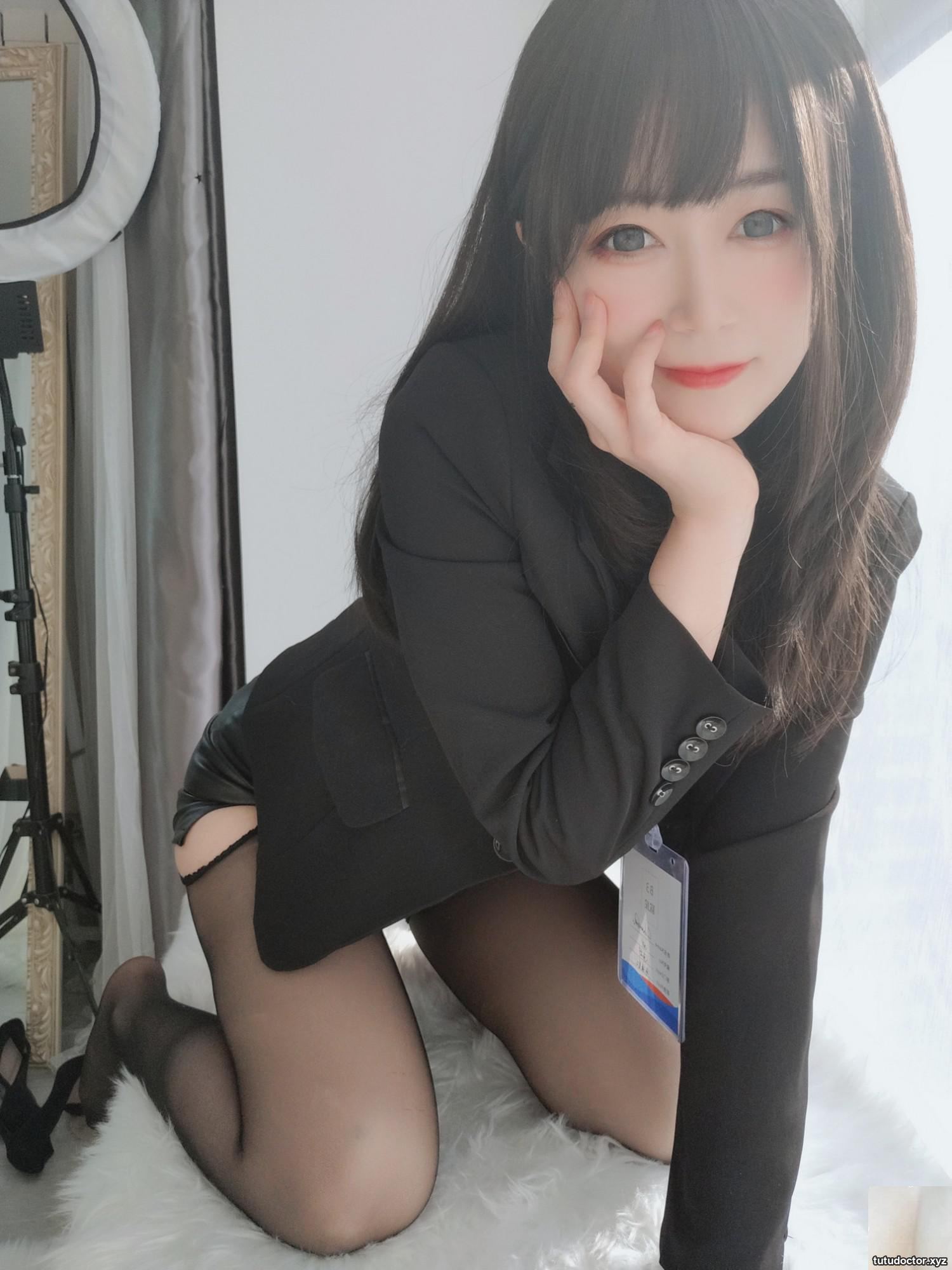 Silver 81 Workplace OL Black silk stockings and sexy legs · photo 37 of 60