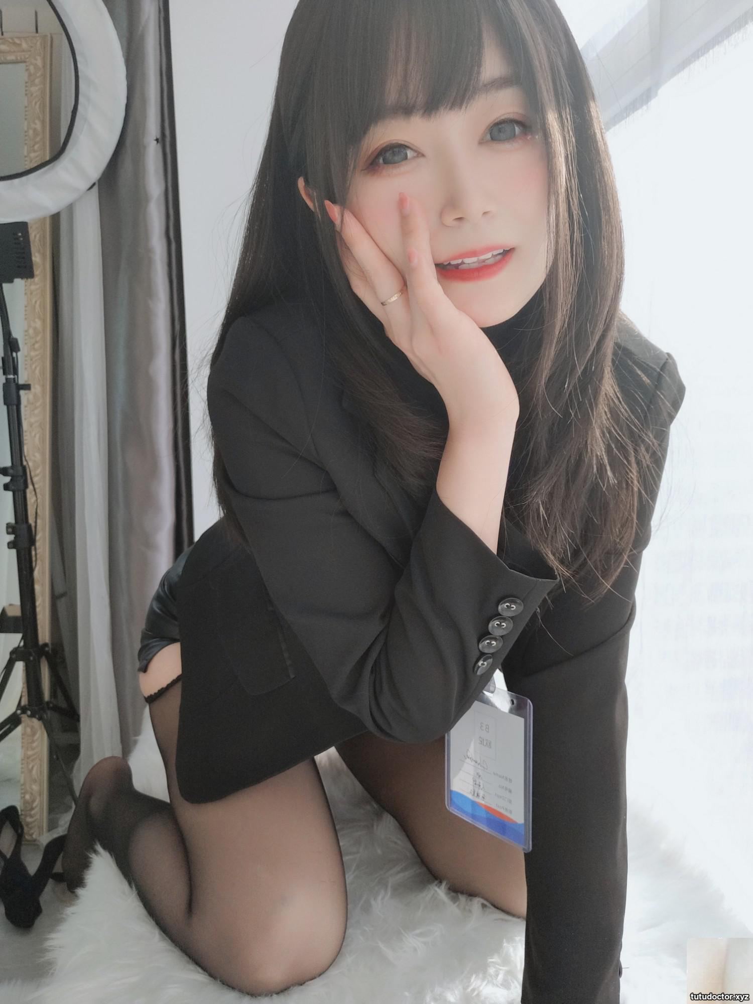 Silver 81 Workplace OL Black silk stockings and sexy legs · photo 38 of 60
