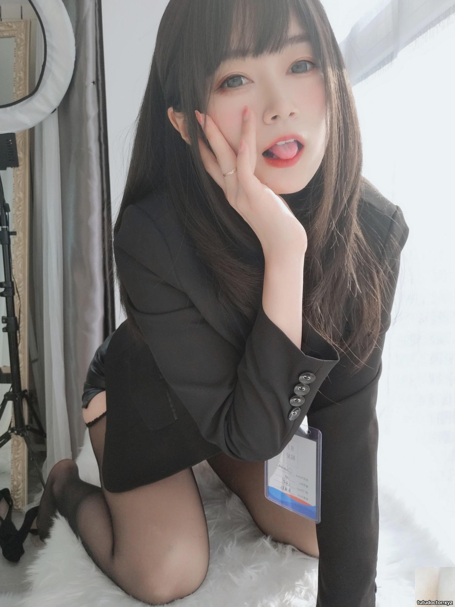 Silver 81 Workplace OL Black silk stockings and sexy legs · photo 39 of 60