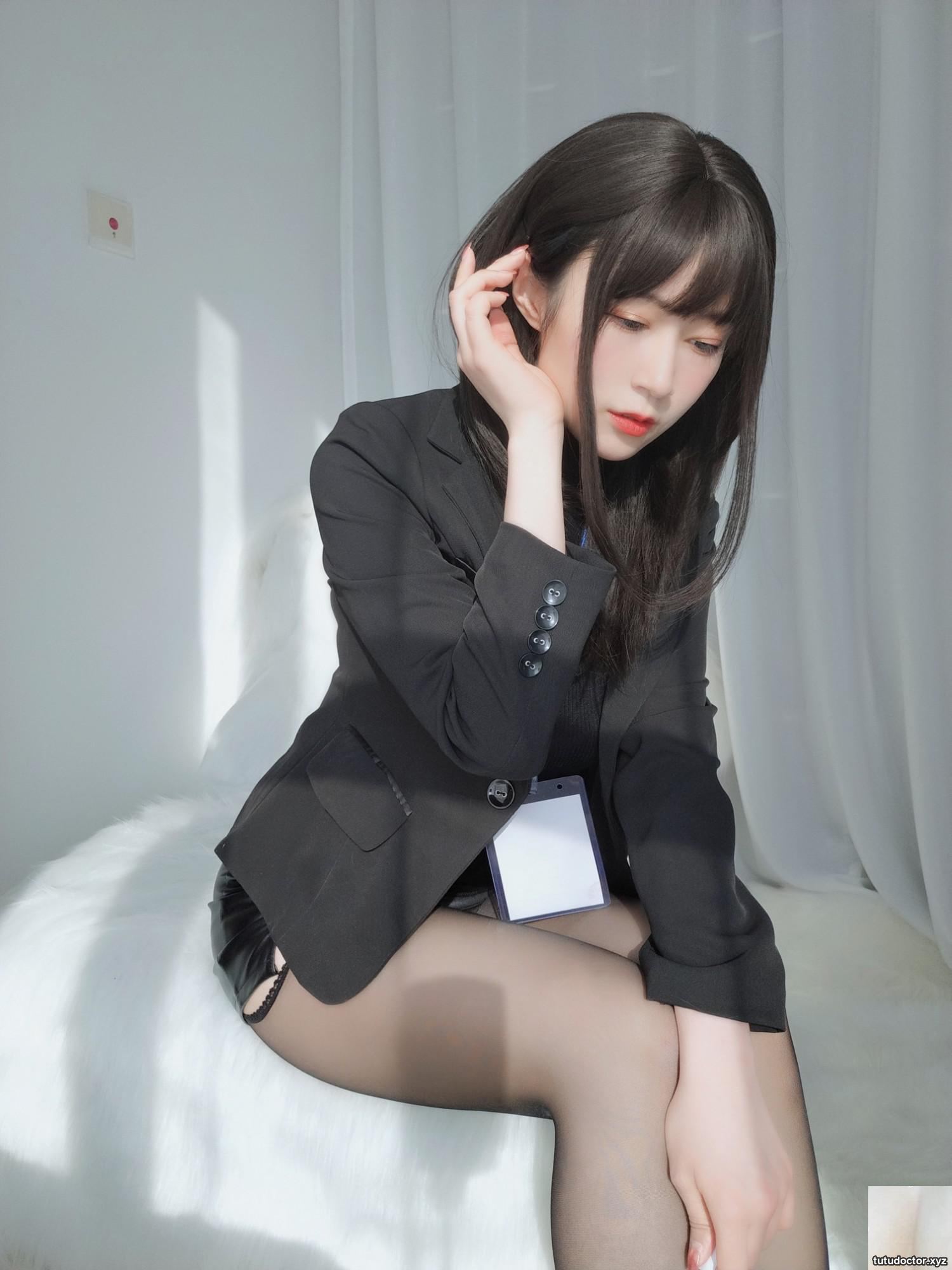 Silver 81 Workplace OL Black silk stockings and sexy legs · photo 56 of 60