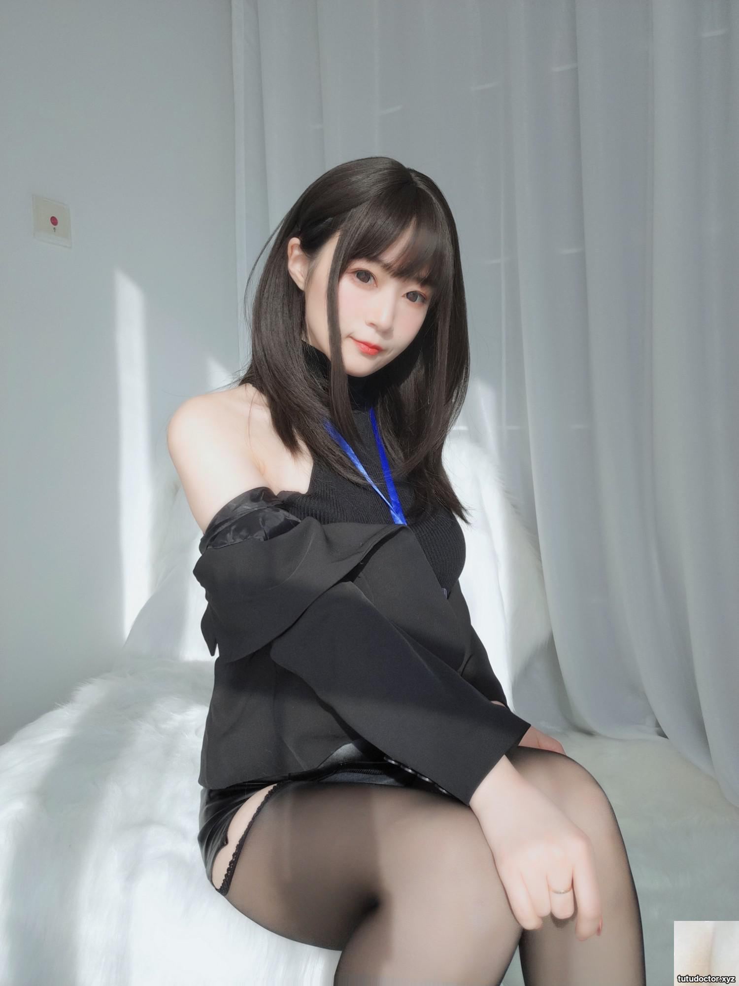Silver 81 Workplace OL Black silk stockings and sexy legs · photo 59 of 60
