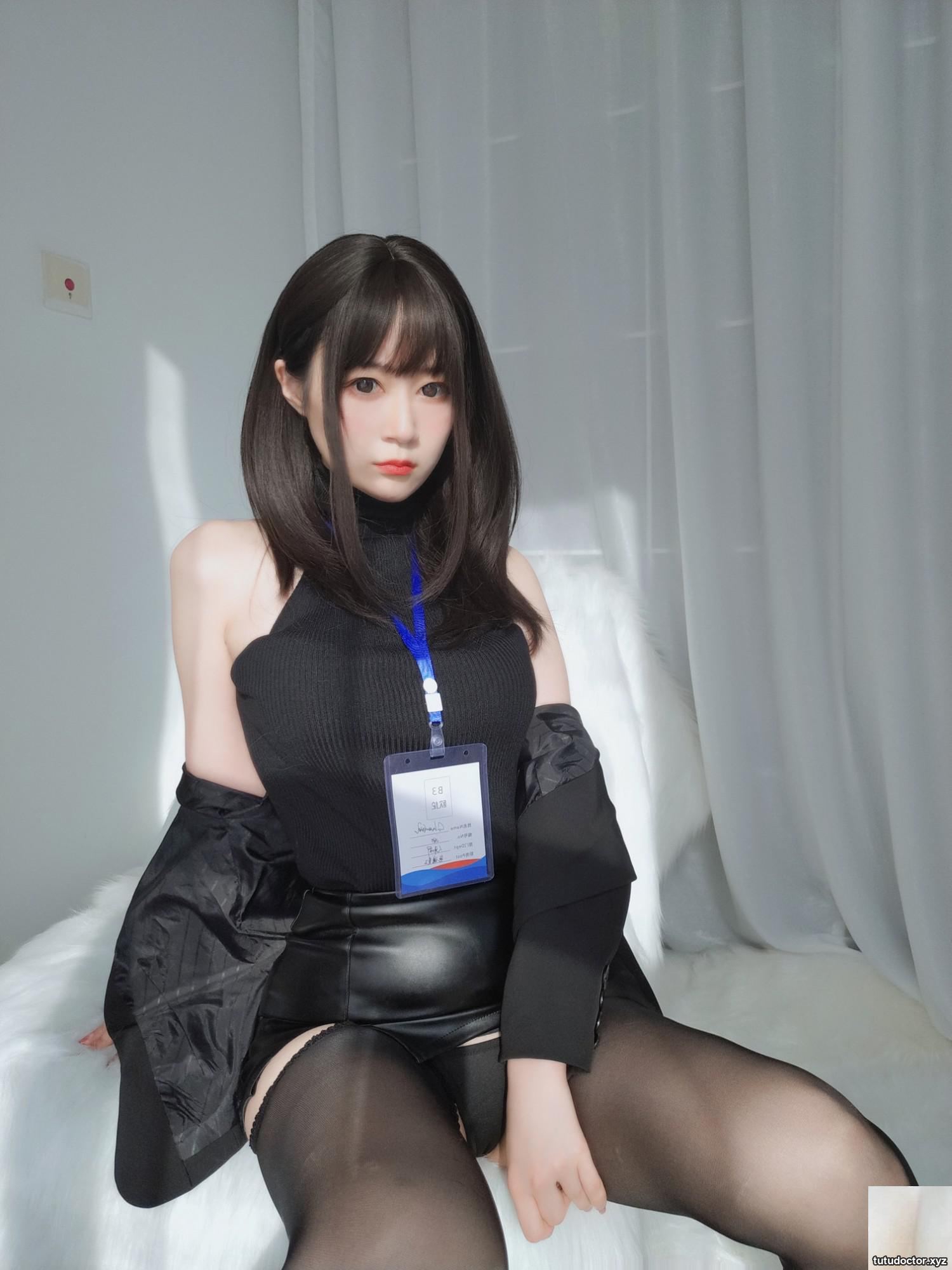 Silver 81 Workplace OL Black silk stockings and sexy legs · photo 60 of 60