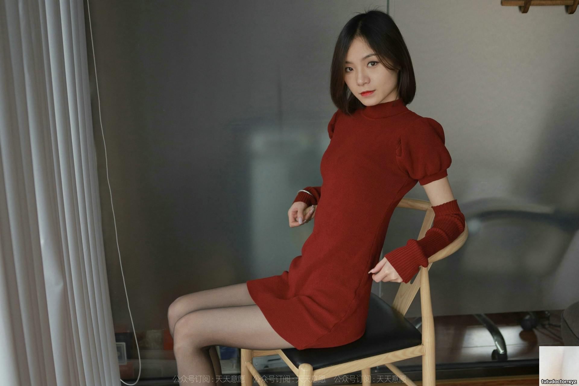 Model: Xiaoliu Selfie in Red Dress and Silk · photo 37 of 84