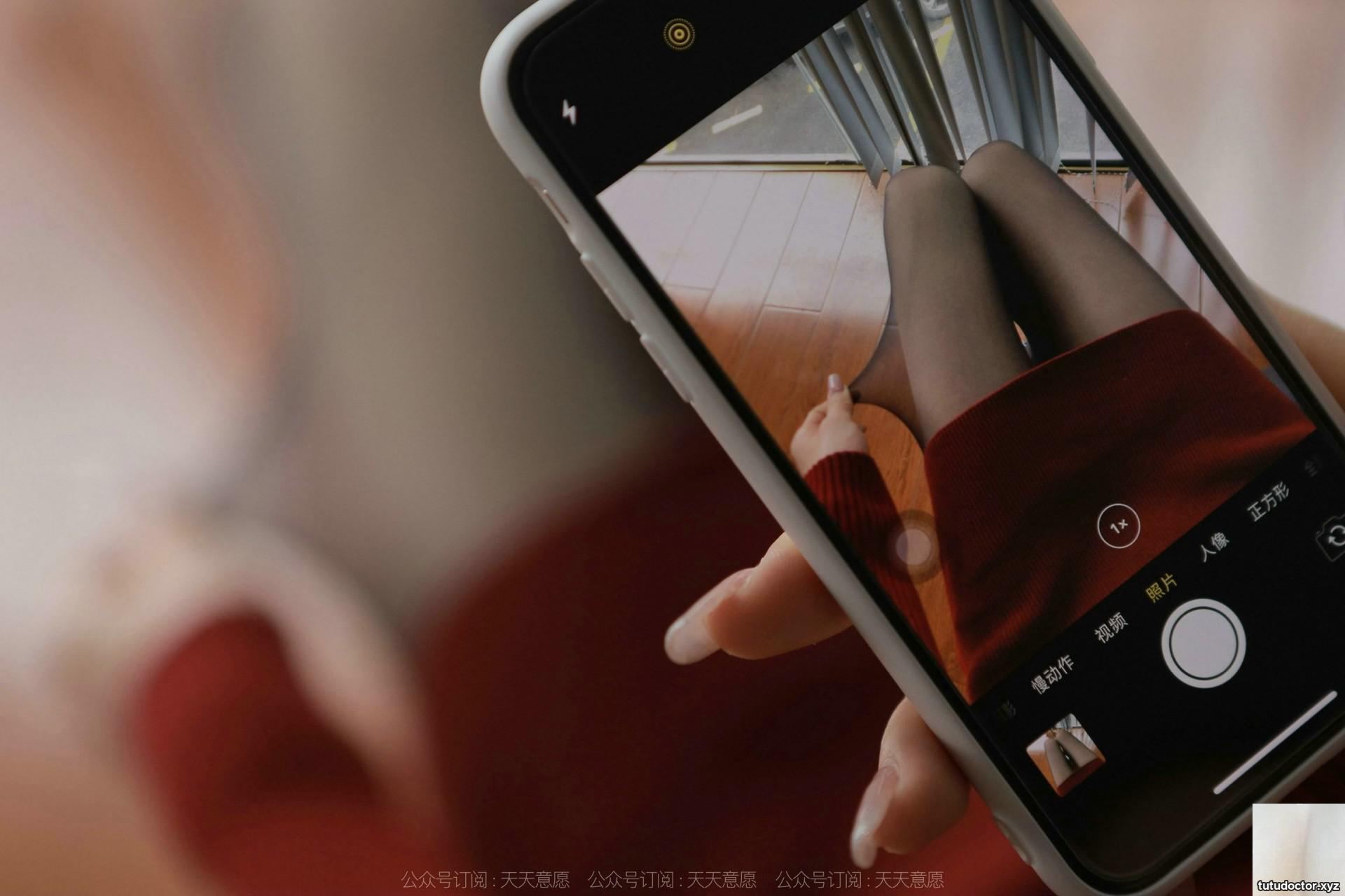 Model: Xiaoliu Selfie in Red Dress and Silk · photo 76 of 84
