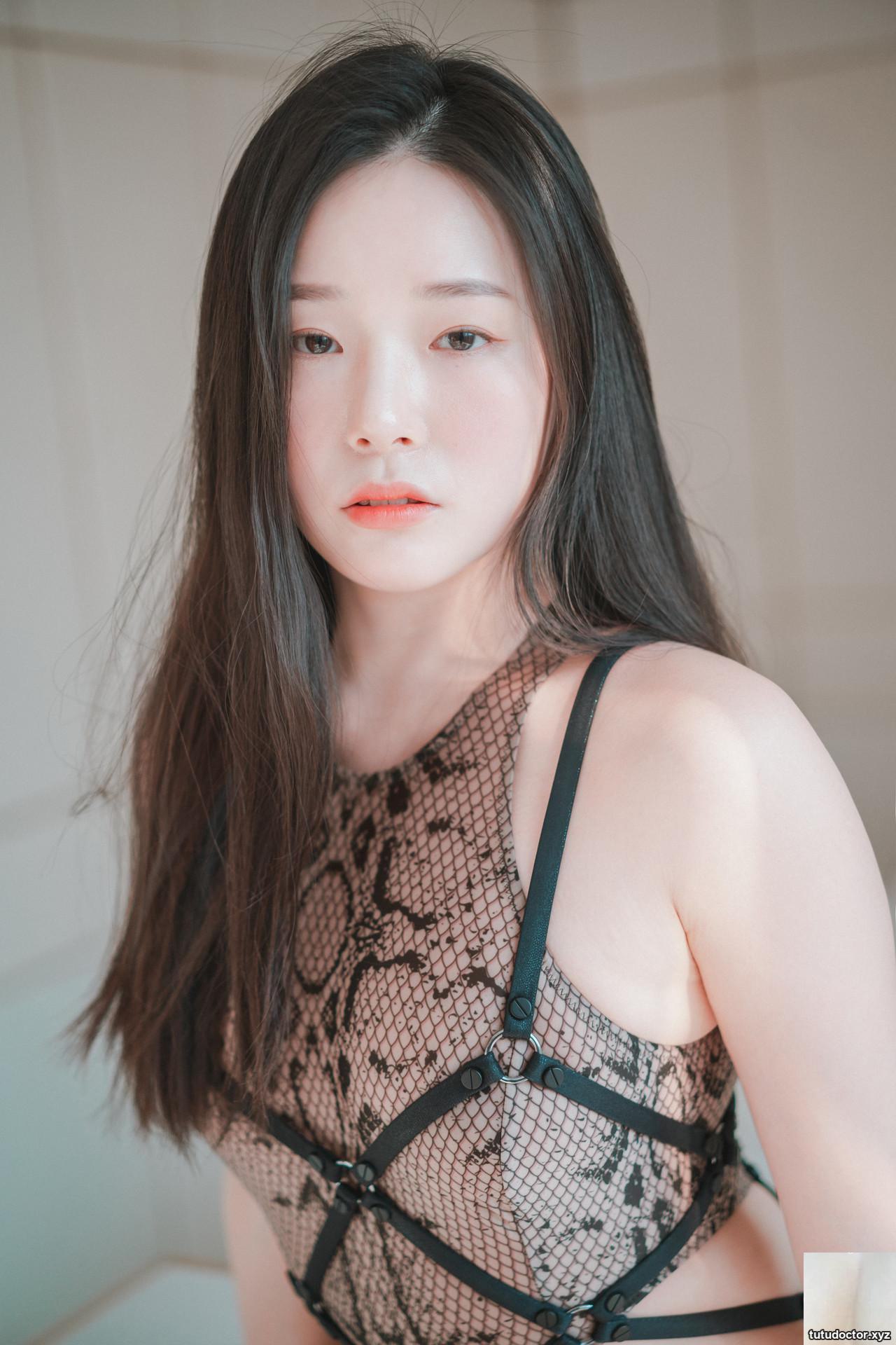 ) The Korean girls goddess-like body contrast is huge…the screen · photo 23 of 34