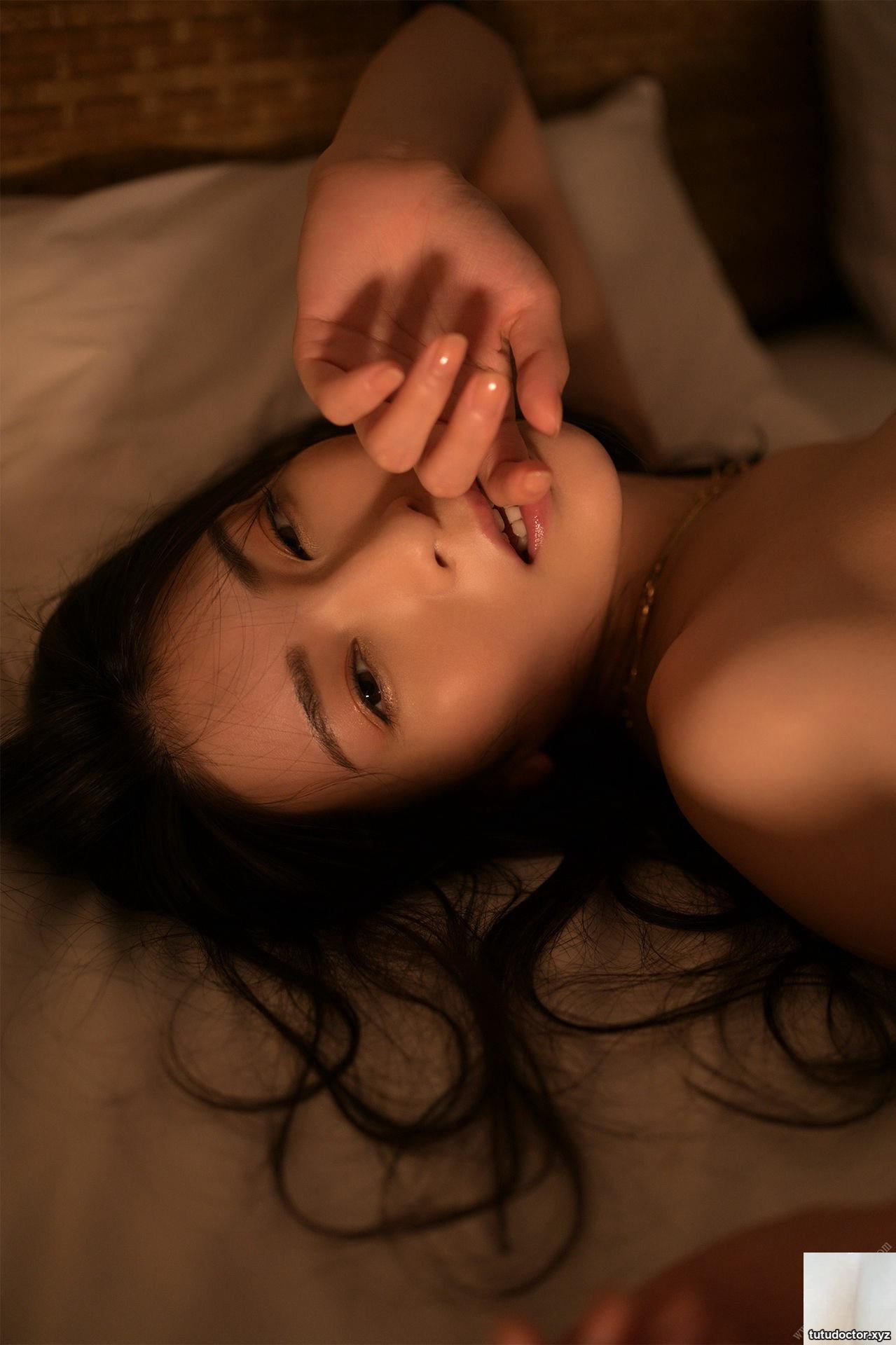 Honjō Suzu Platinum Beauty Vol.1 FRIDAY written by Hajime · photo 54 of 75