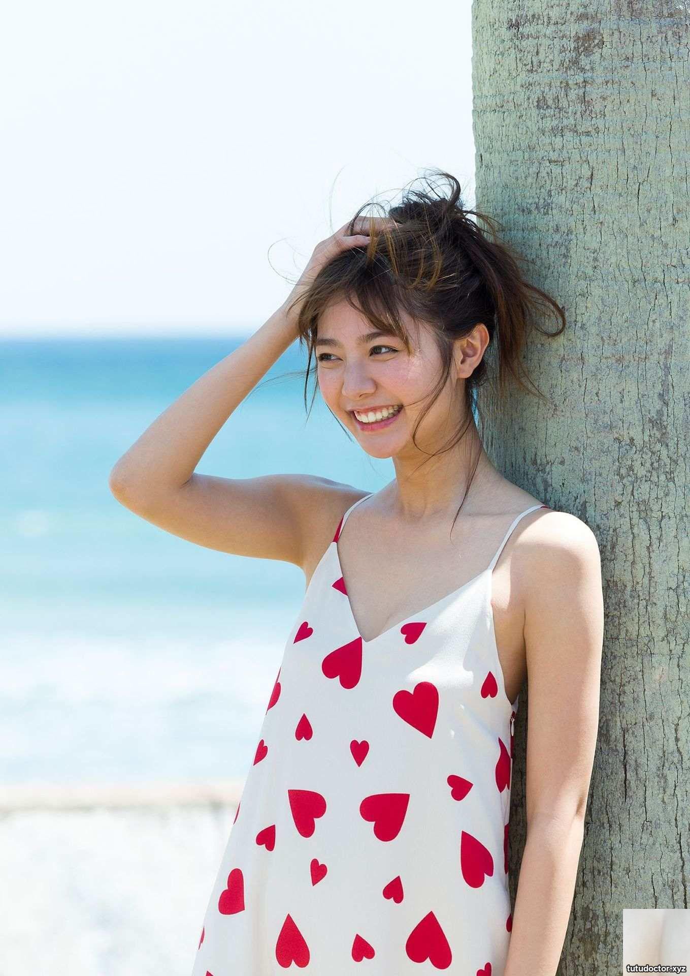 Her face is naturally beautiful and pretty enough · photo 3 of 53