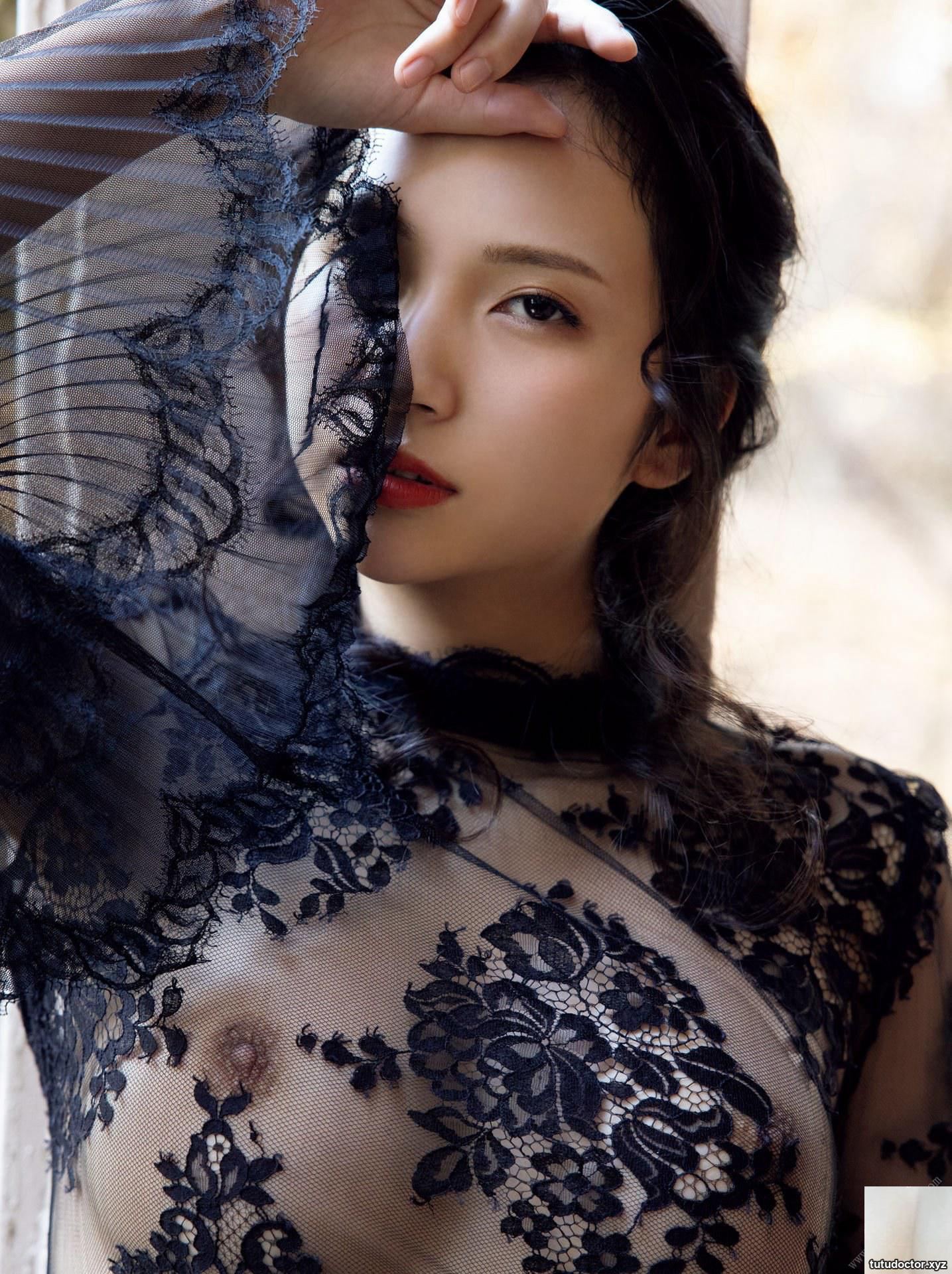 The whole scene is filled with breasts that gather peoples · photo 8 of 25