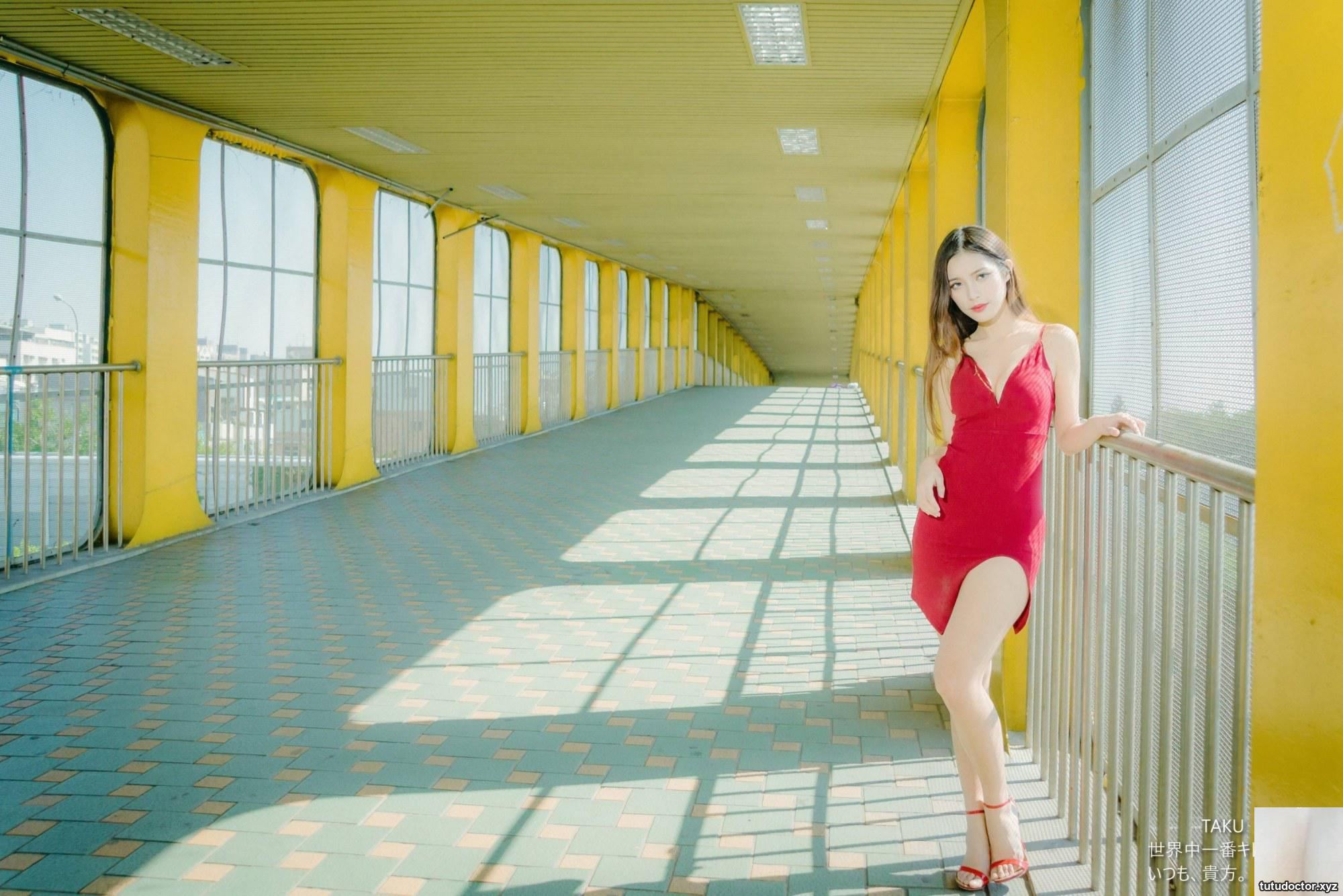 Long-legged beauty model Huang Shuting, red dress, short skirt · photo 94 of 95