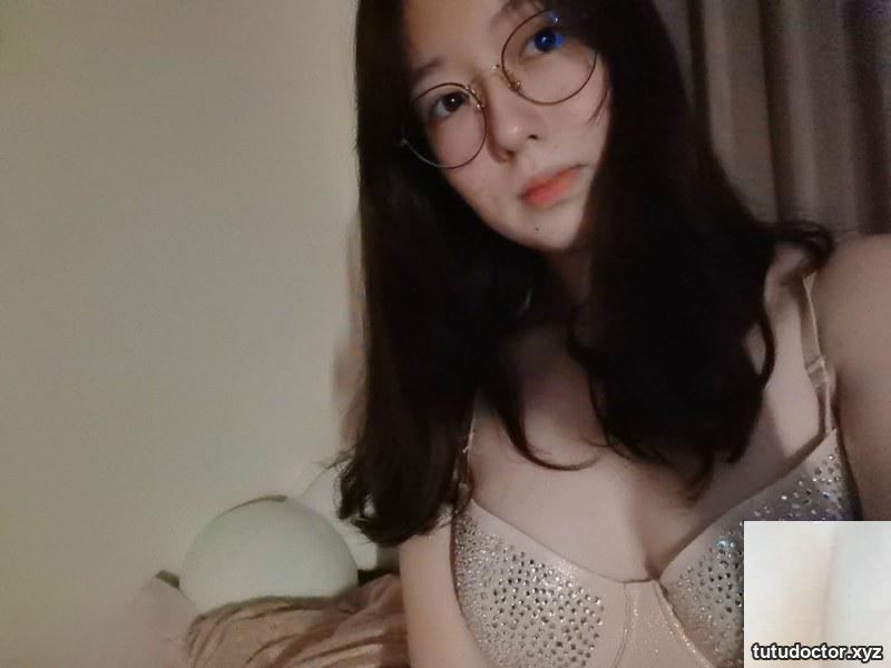 Female college student’s sex selfie submission! (12P)