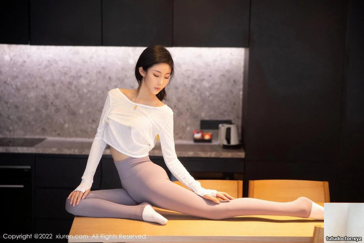 XiuR Susuas white top and gray yoga pants look graceful and · photo 7 of 92