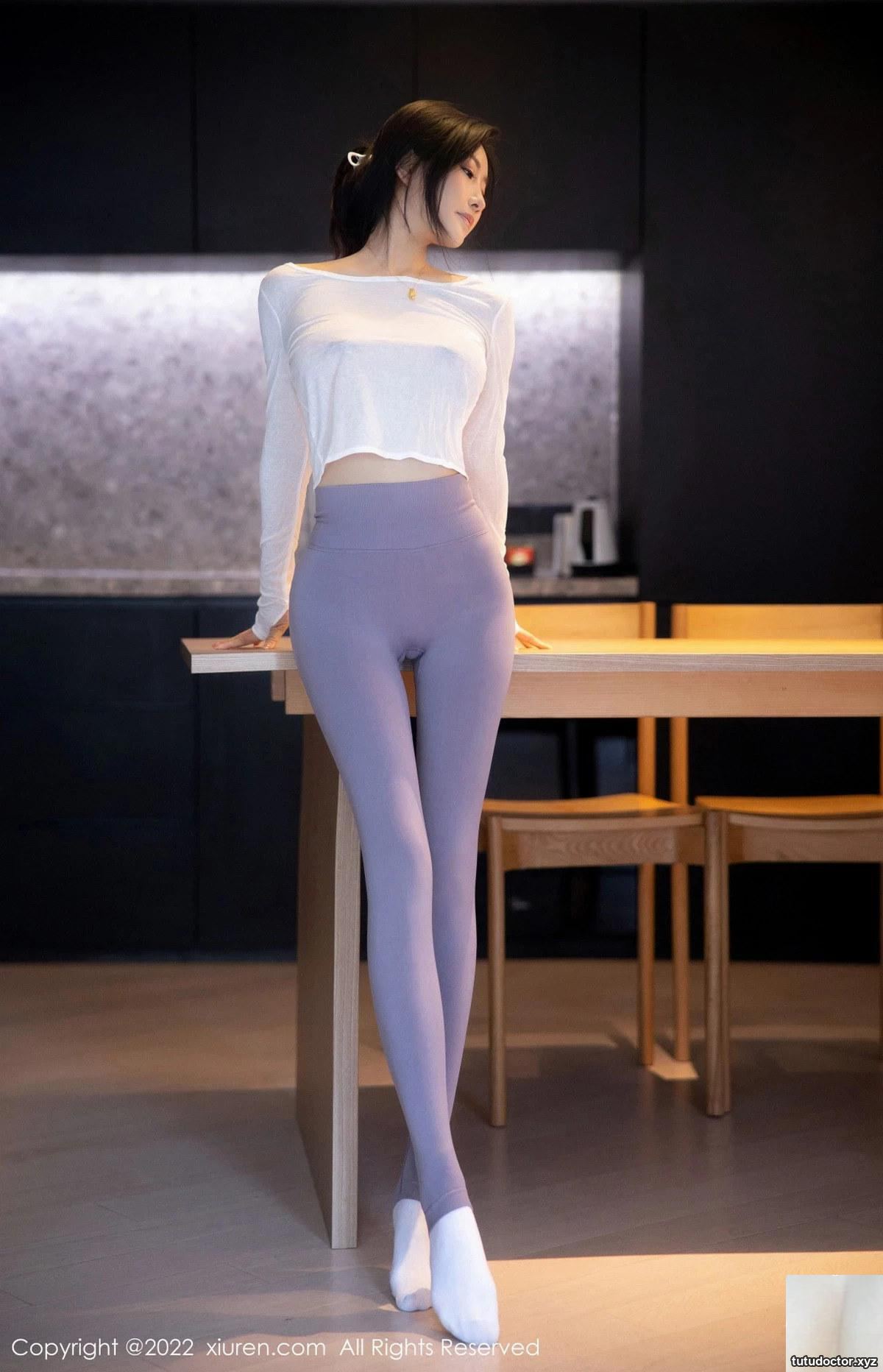 XiuR Susuas white top and gray yoga pants look graceful and · photo 16 of 92
