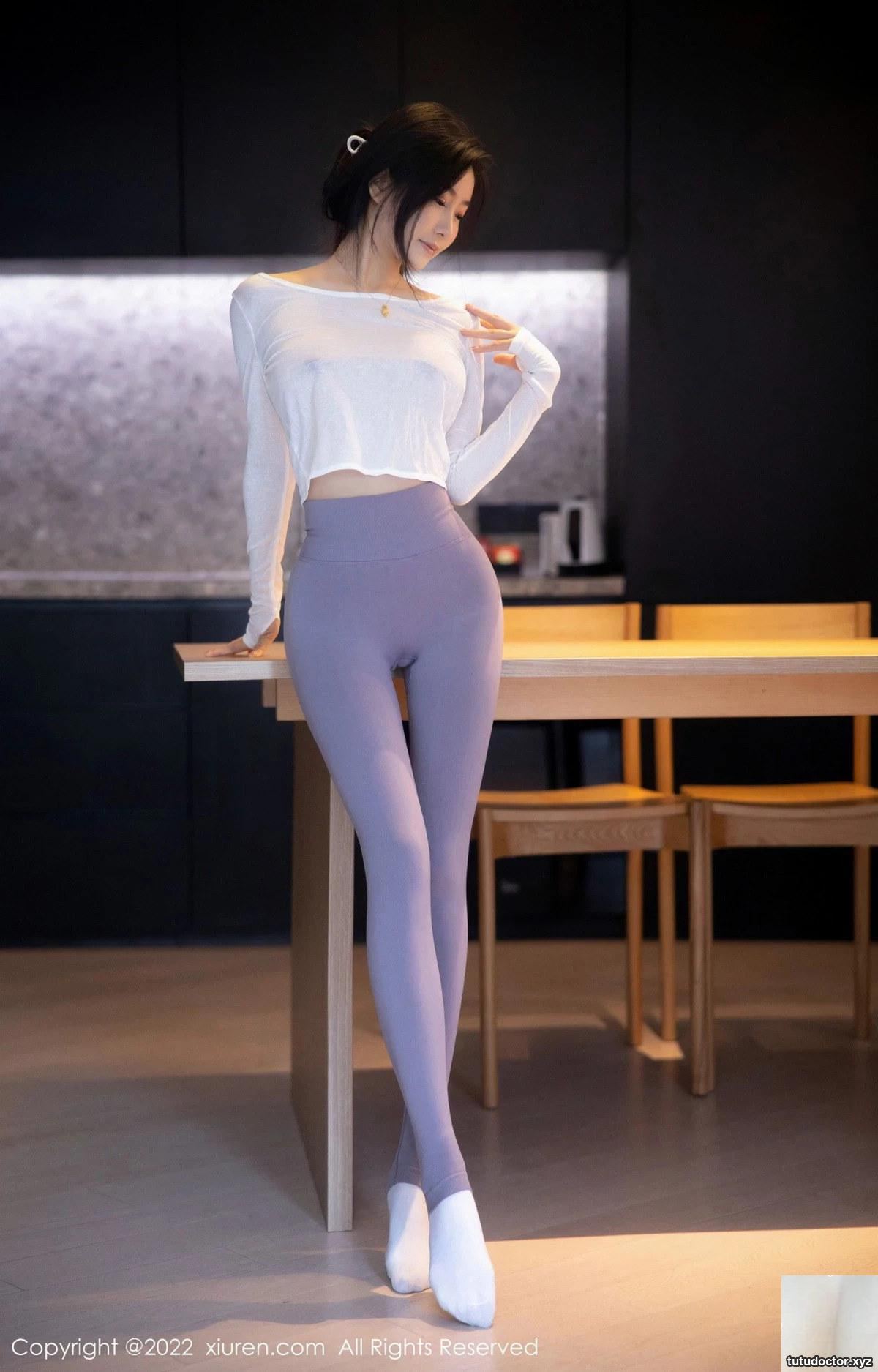 XiuR Susuas white top and gray yoga pants look graceful and · photo 17 of 92
