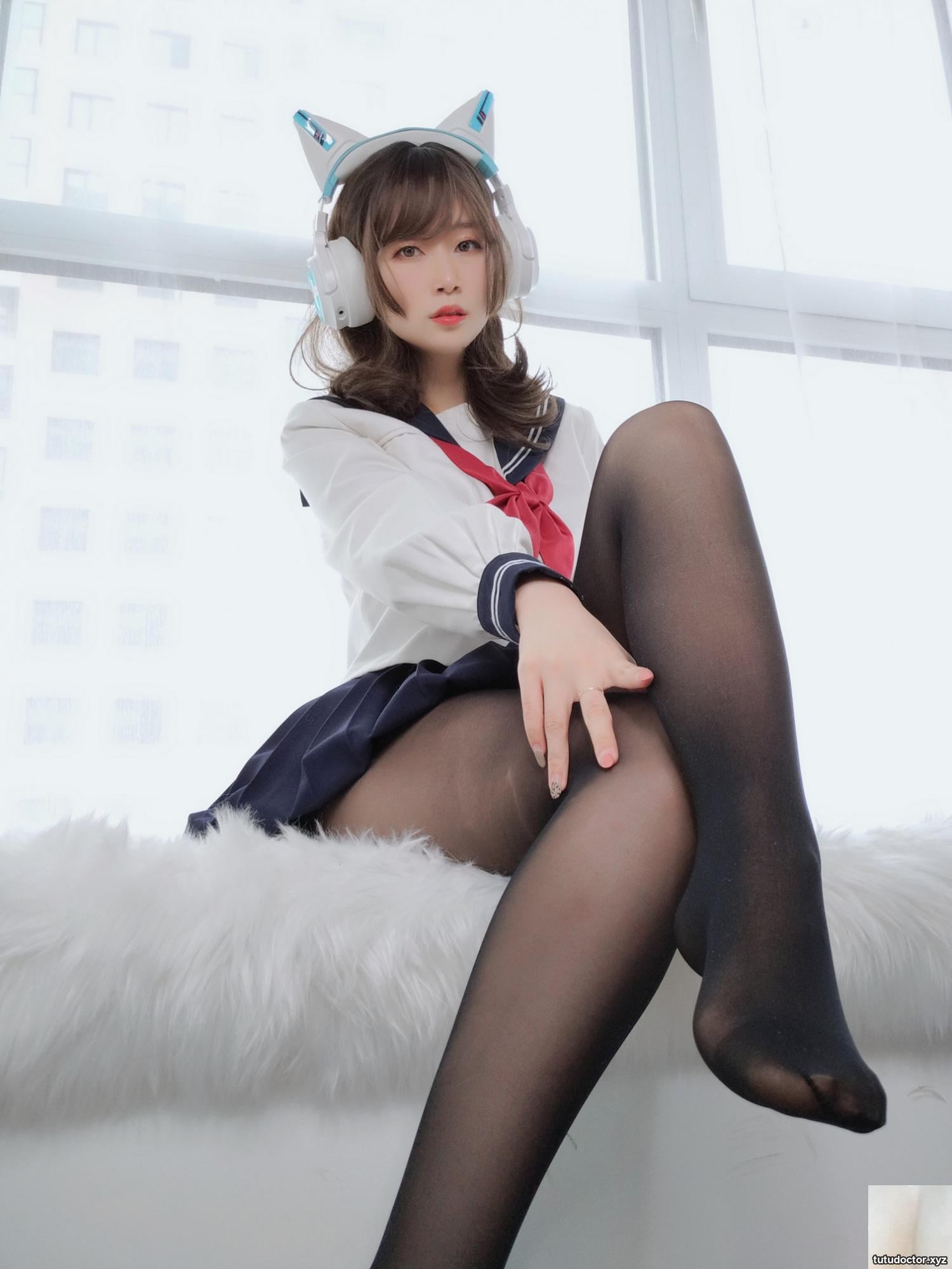 Silver 81 Cute Girl in Black Stockings harmlessly exposes her · photo 7 of 17