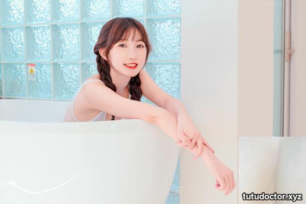 Natsuki The Pissing Monster in the Bathtub · photo 4 of 28