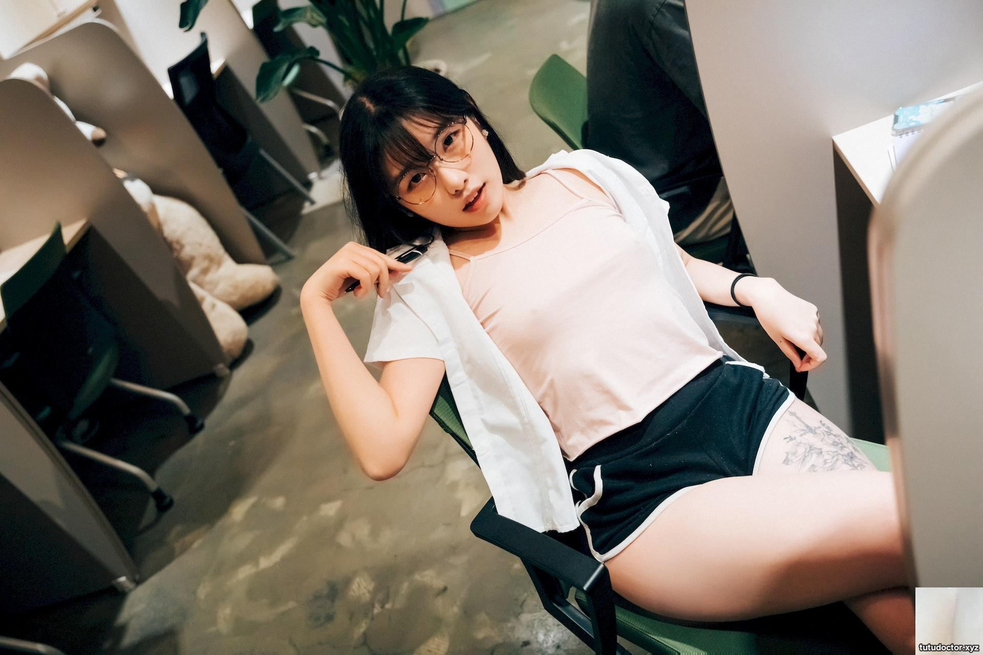 (Sonson 손손) With such a beautiful face and figure… she fell down in seconds (81P)