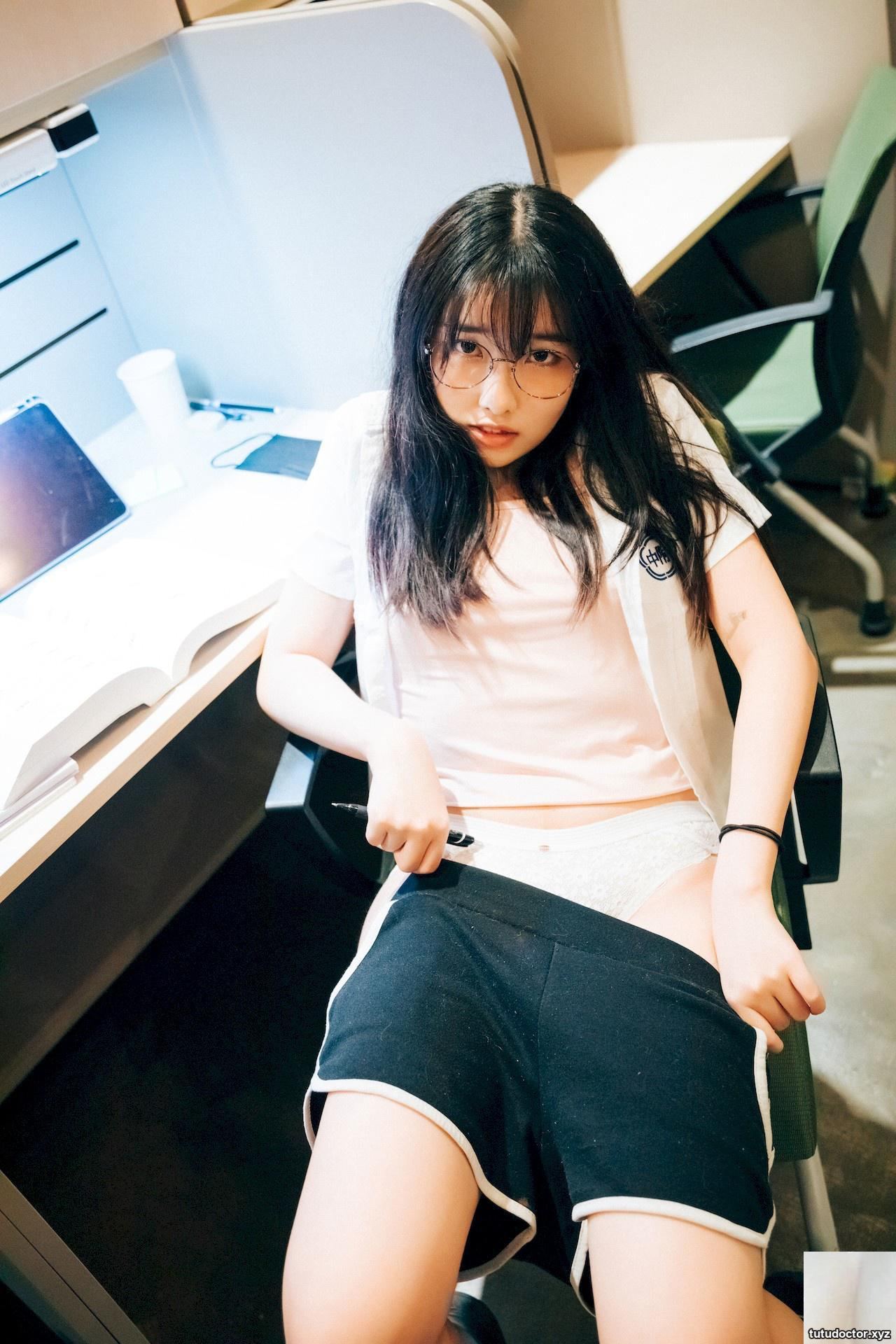 With such a beautiful face and figure… she fell down in seconds · photo 36 of 81