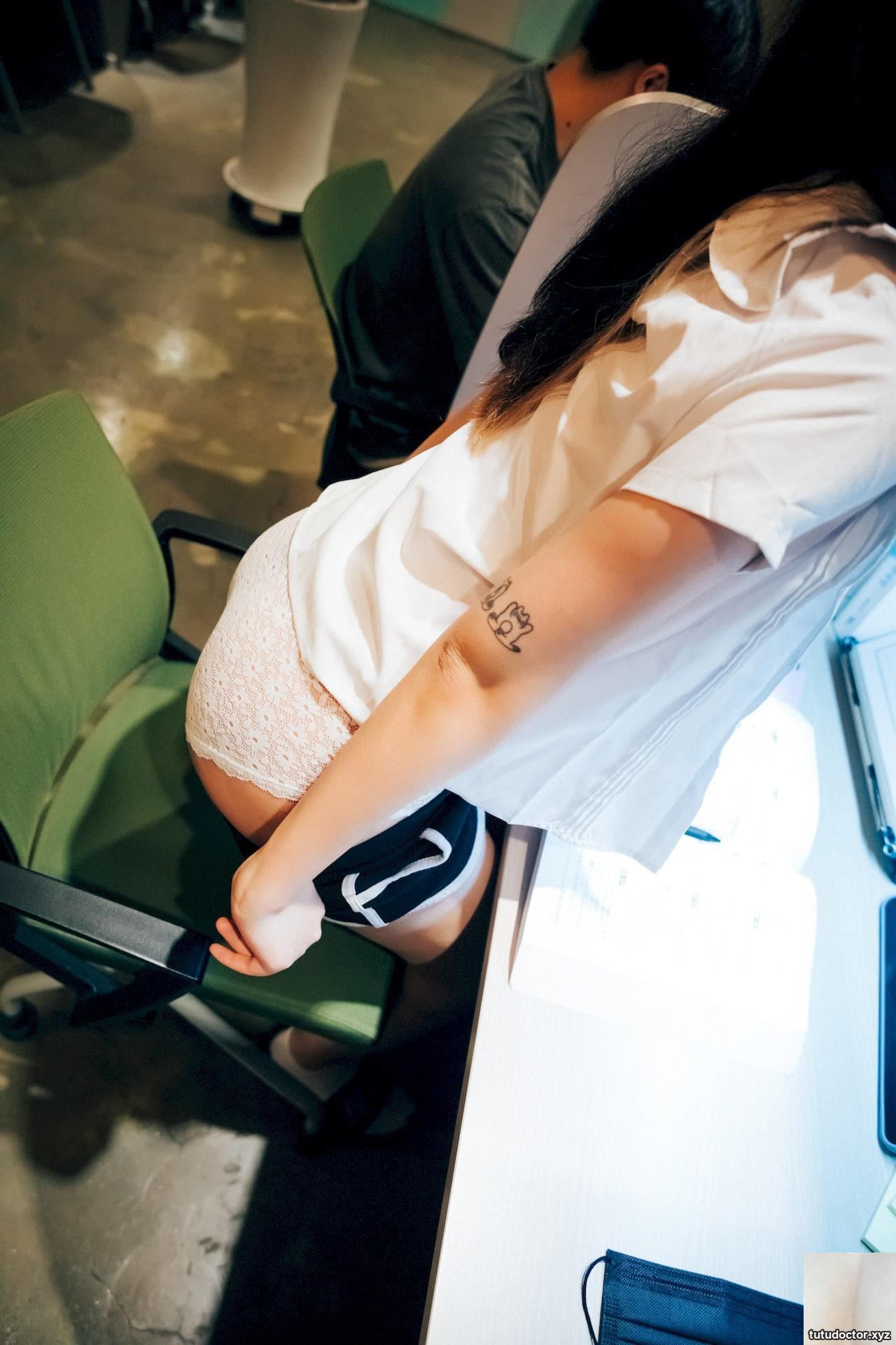 With such a beautiful face and figure… she fell down in seconds · photo 38 of 81