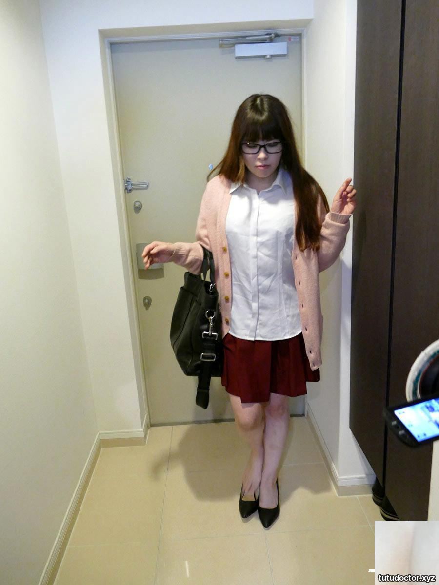A girl with glasses who loves oral sex · photo 9 of 44