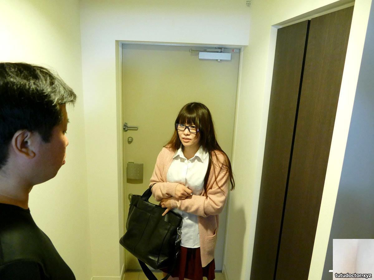 A girl with glasses who loves oral sex · photo 10 of 44