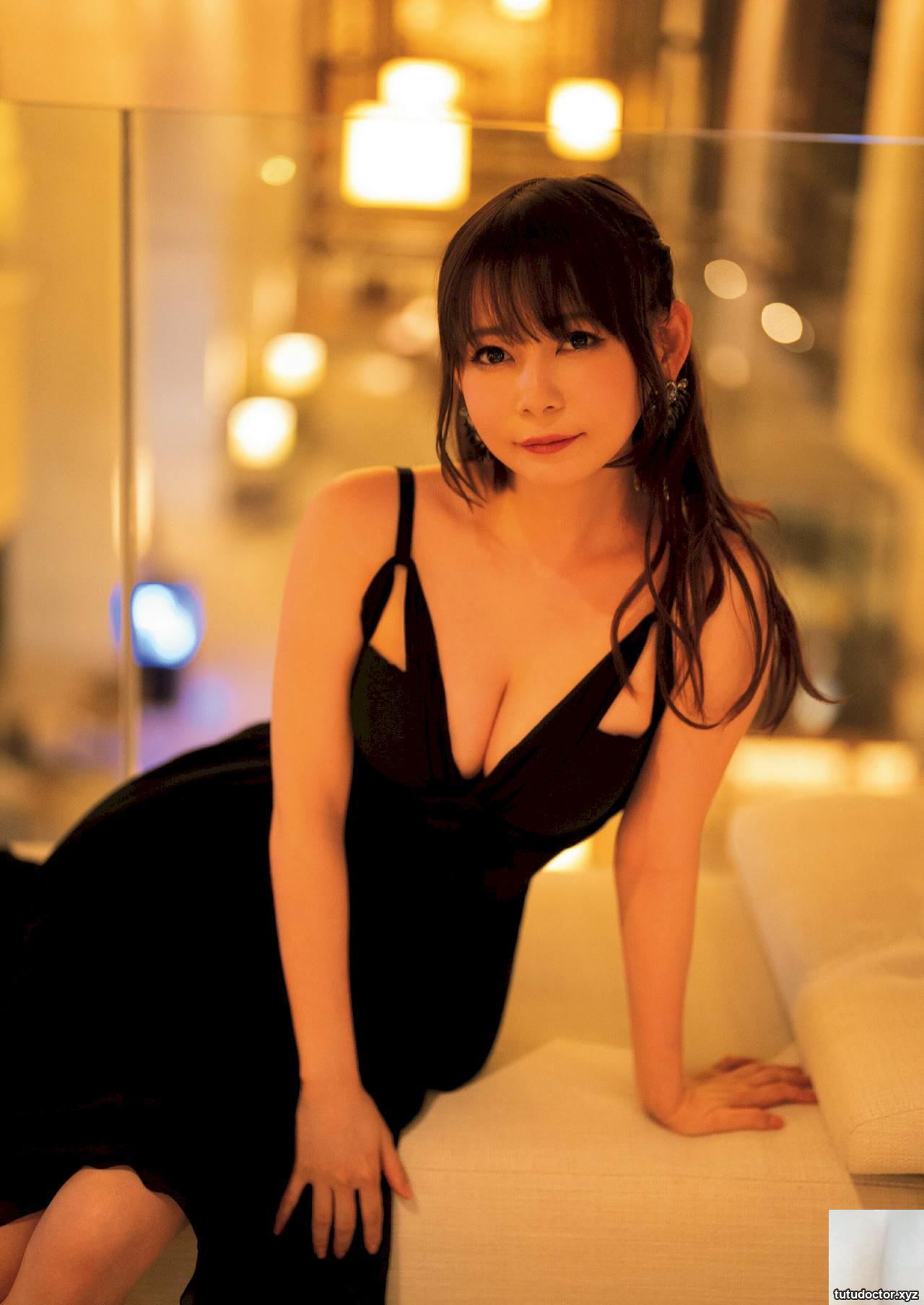 The mature woman with watery eyes is so cute… I cant stand it · photo 4 of 7