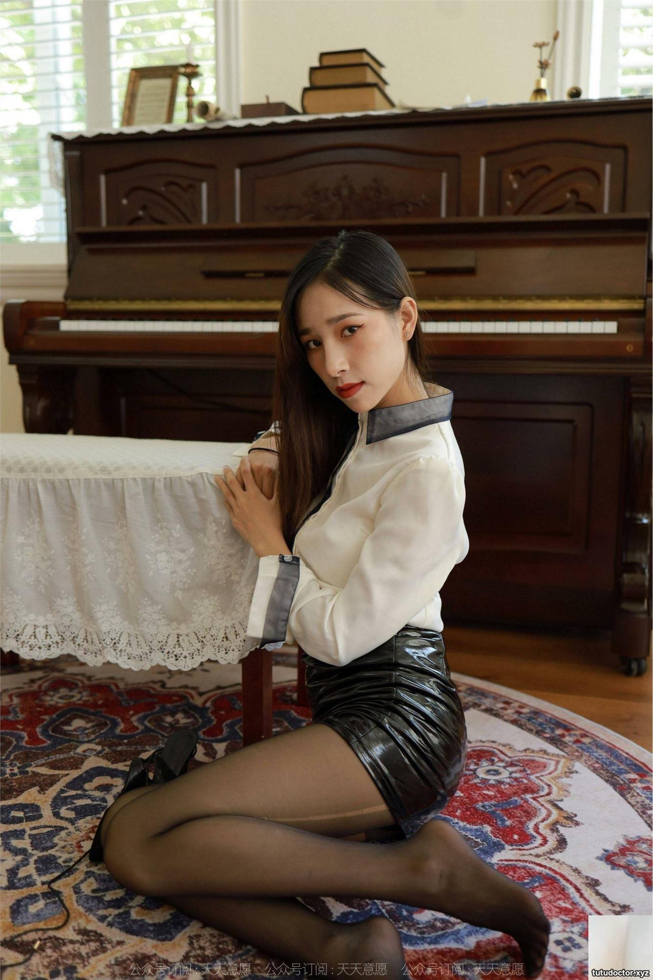 Issika Mikos Heyss Piano Music · photo 80 of 95