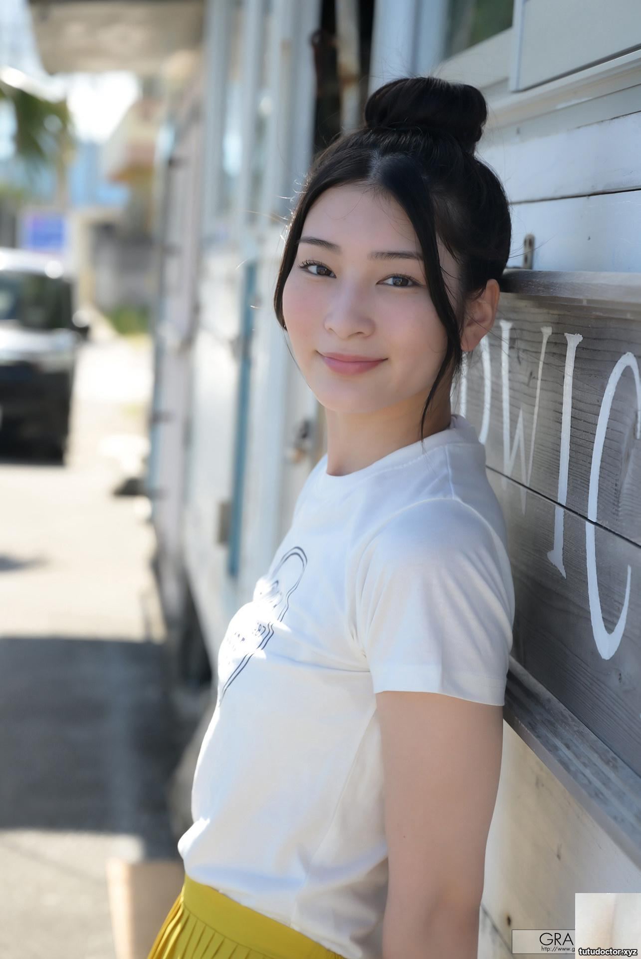 Beautiful face + seductive figure reveals a lot of benefits · photo 3 of 20