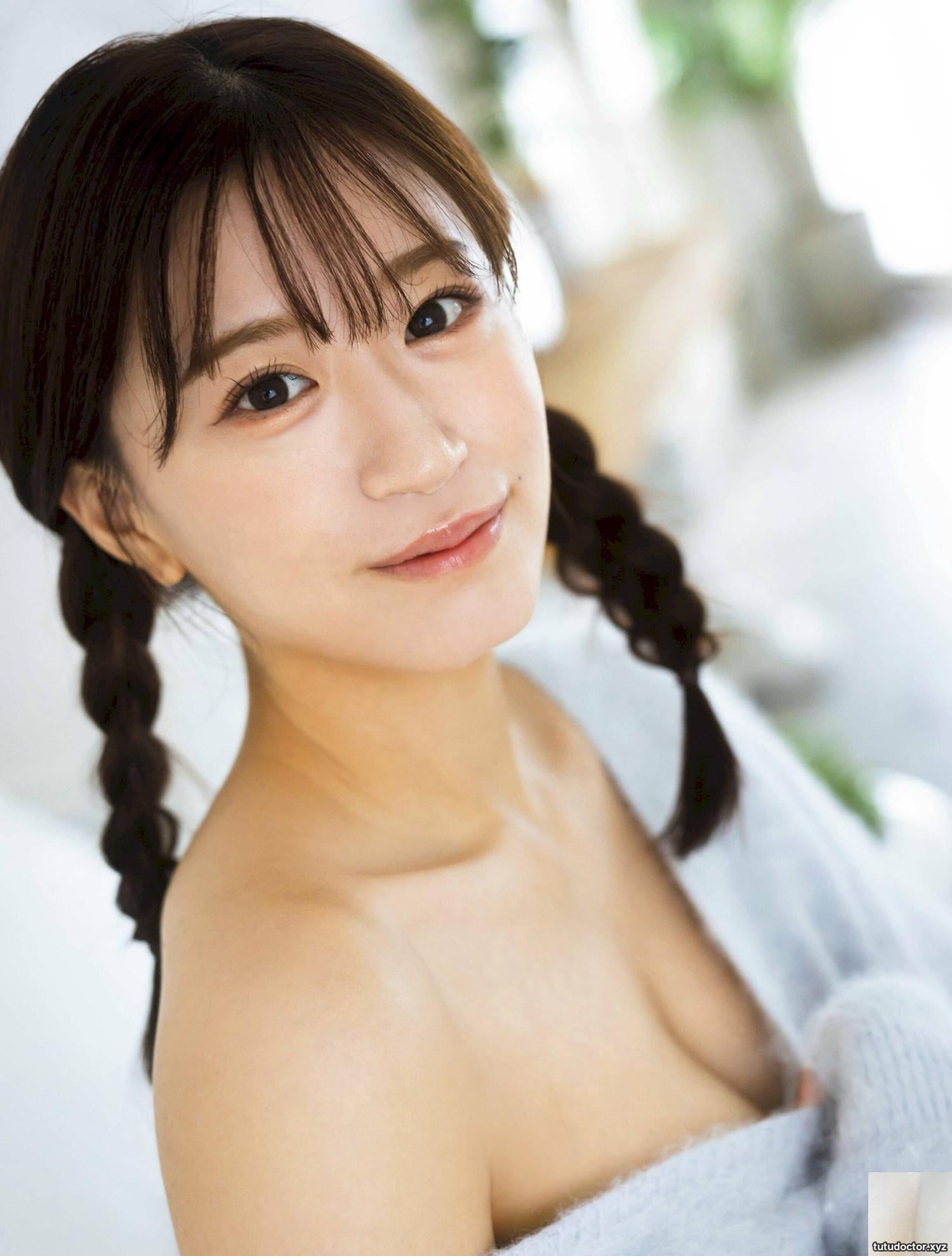 Big breasts idol photo shows full of alluring perspective. Net · photo 7 of 12