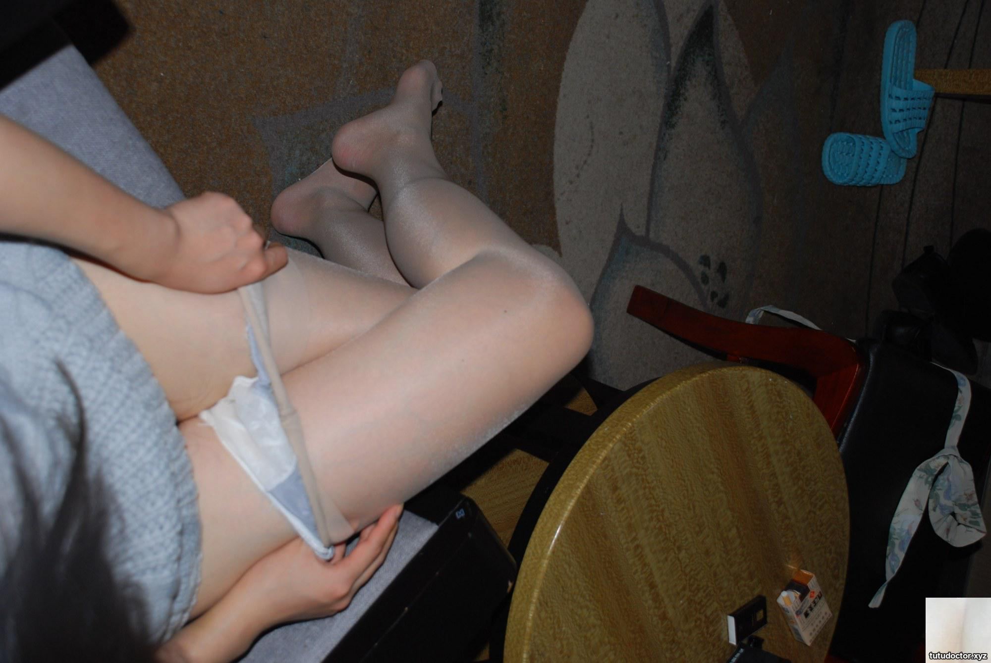 Xiaoya-long-legged young womans sexy silk legs without mosaic · photo 76 of 99