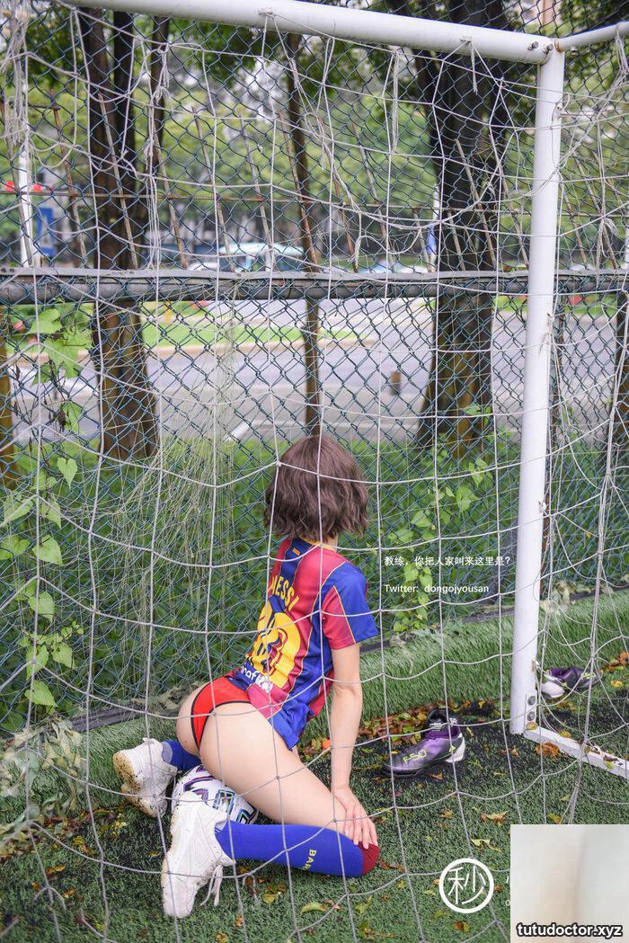 Short-haired soccer girl exposes her pussy outdoors and has a · photo 23 of 52