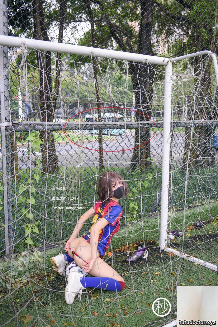Short-haired soccer girl exposes her pussy outdoors and has a · photo 25 of 52