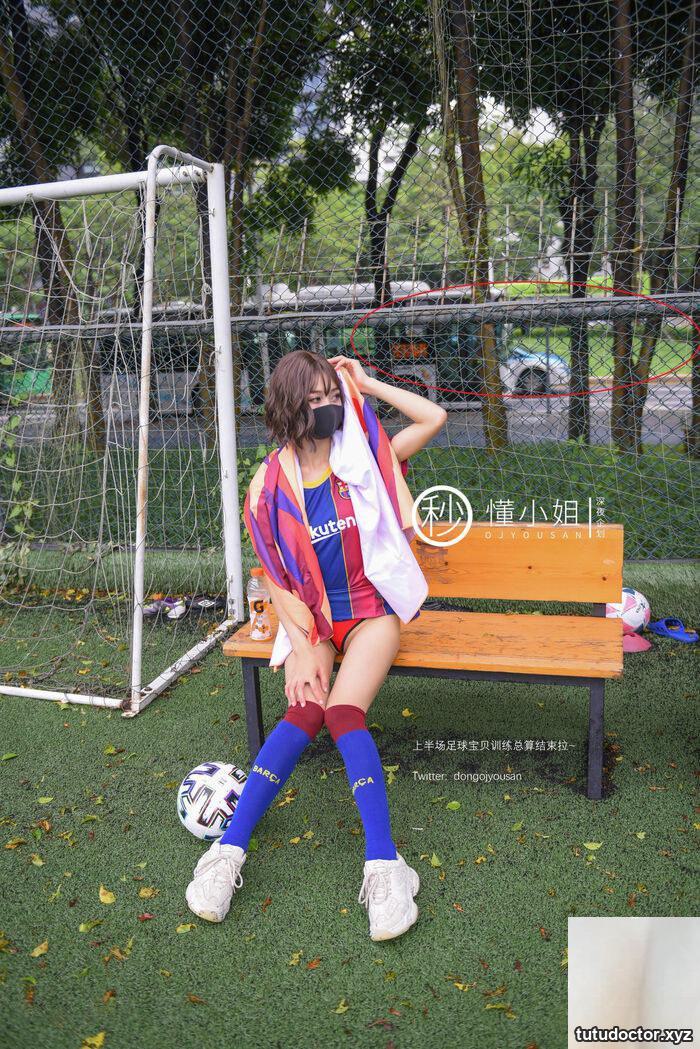 Short-haired soccer girl exposes her pussy outdoors and has a · photo 28 of 52