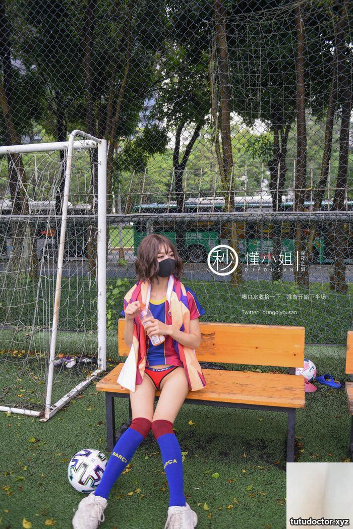 Short-haired soccer girl exposes her pussy outdoors and has a · photo 29 of 52