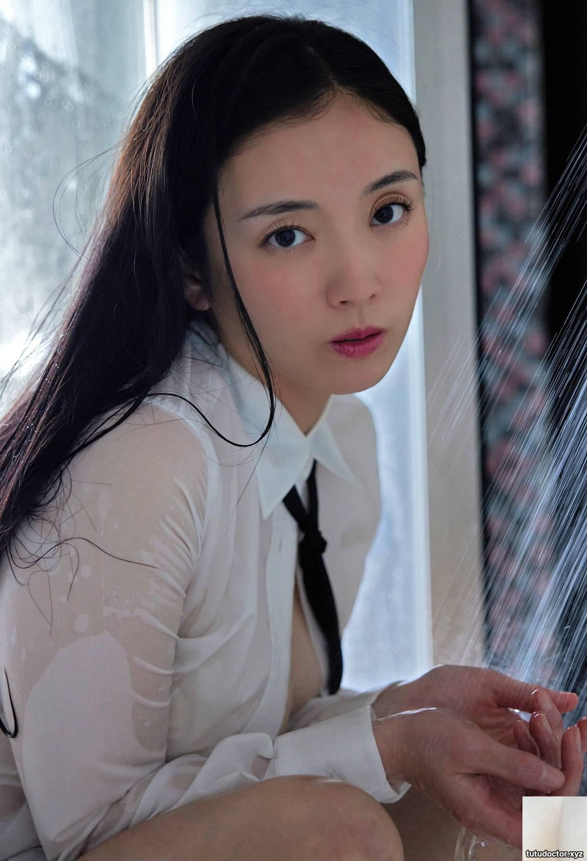 Drenched office lady Ento released gravure photo collection · photo 24 of 55