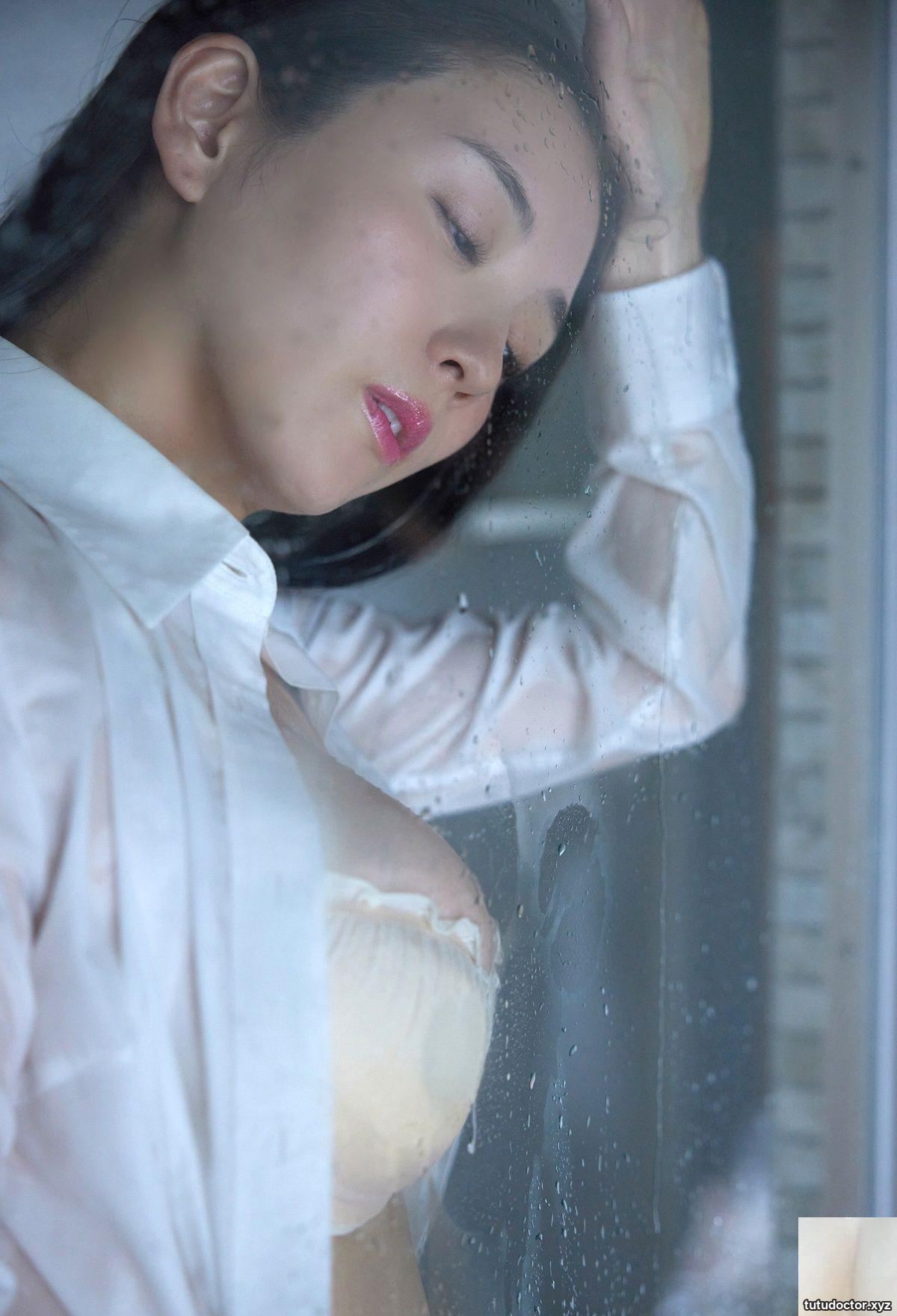 Drenched office lady Ento released gravure photo collection · photo 35 of 55