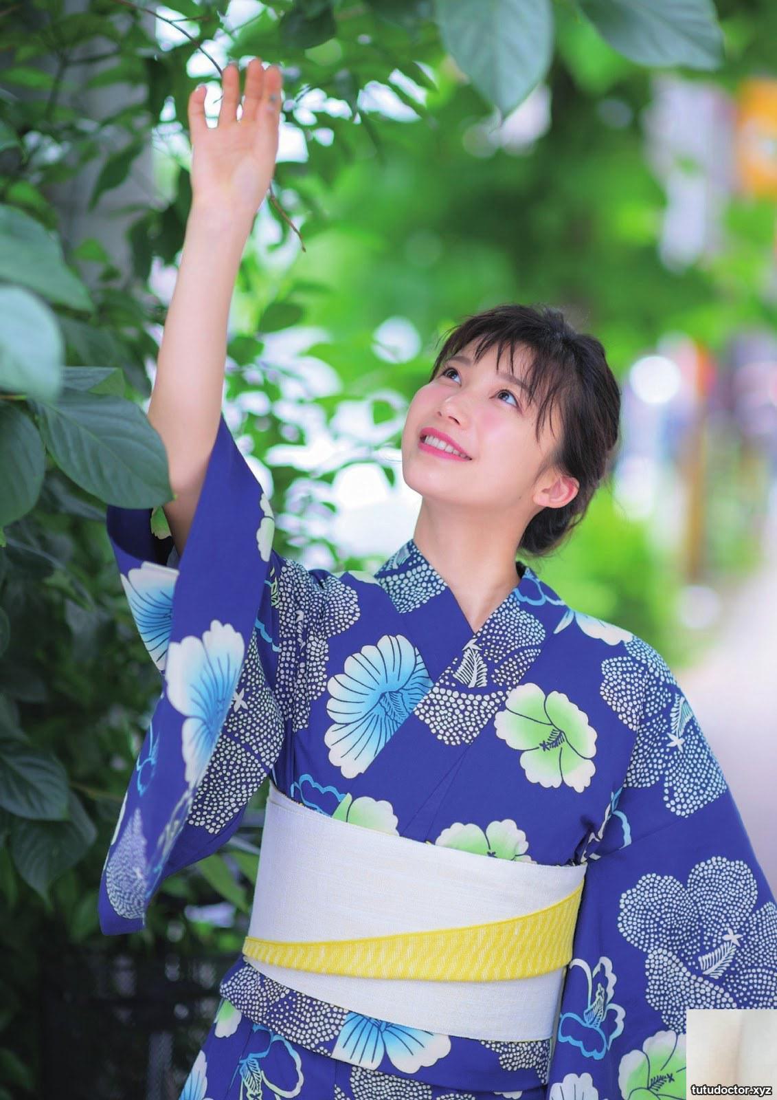 Beautiful girl in yukata · photo 6 of 11