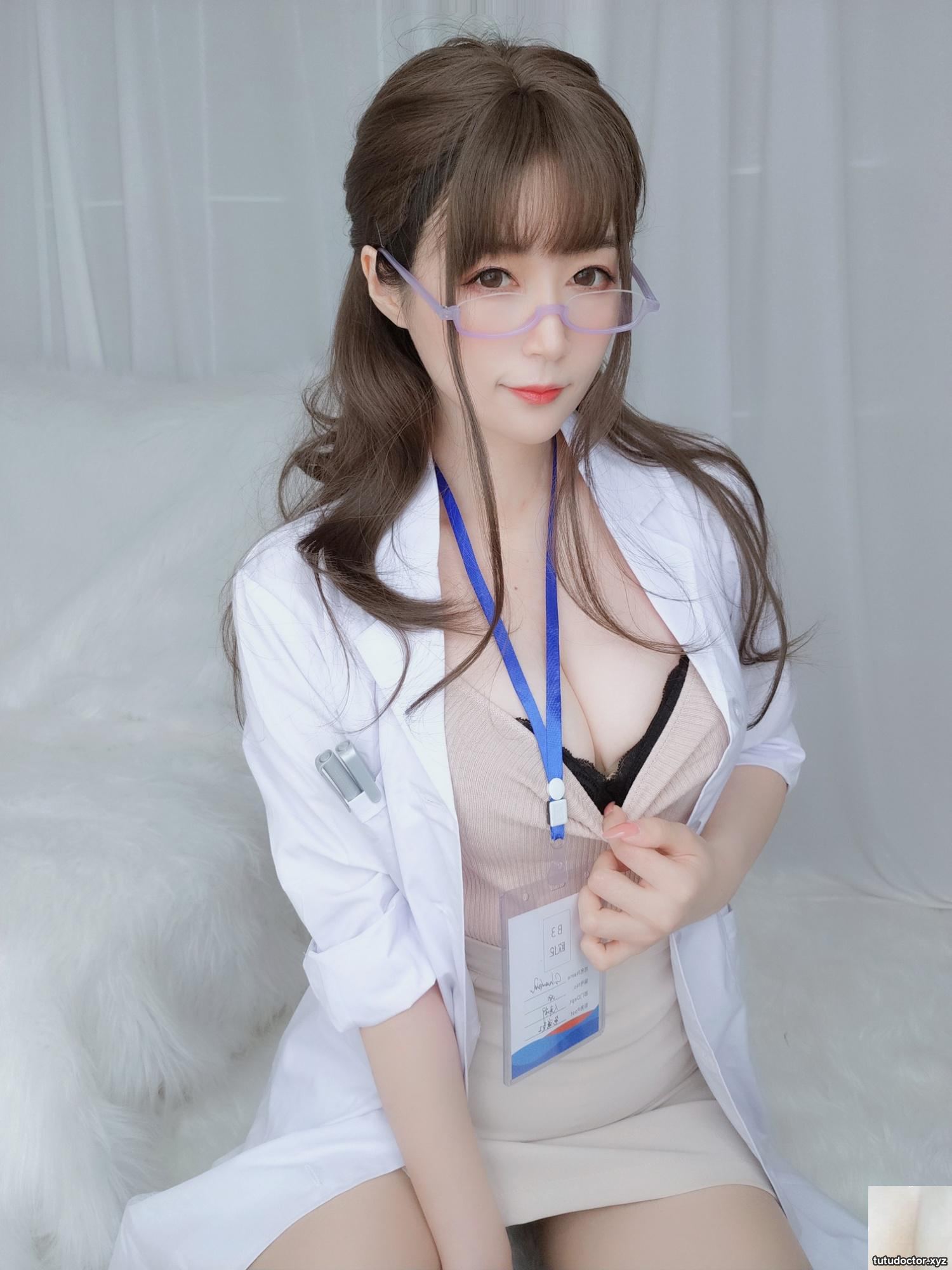 Silver 81 Doctor Girl with Glasses 2 I felt refreshed after · photo 26 of 86