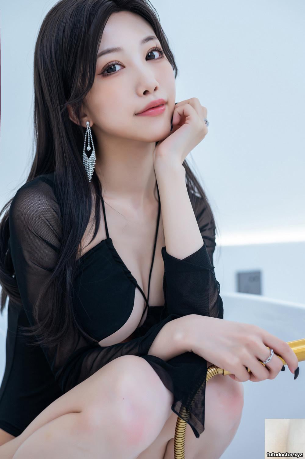 Shui Miao Aquas Black Swimsuit close-up of wet body explodes · photo 26 of 39