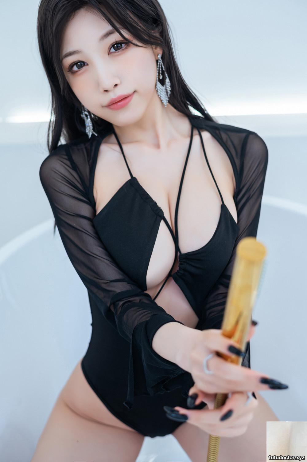 Shui Miao Aquas Black Swimsuit close-up of wet body explodes · photo 30 of 39