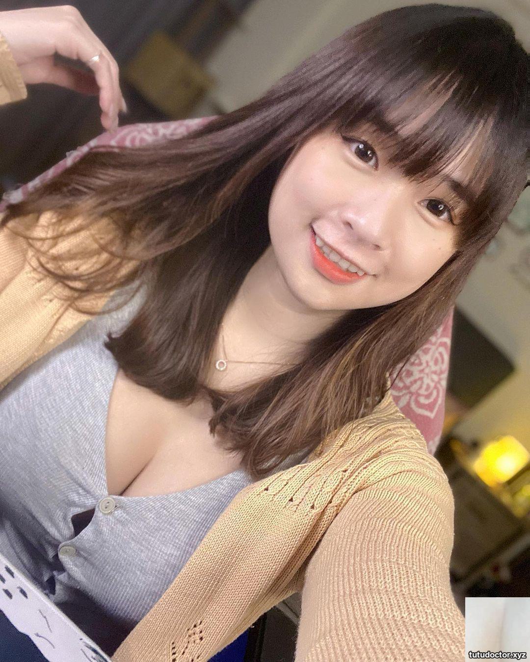 The busty live host Niuniu Girl wears low-cut clothes to show · photo 2 of 10