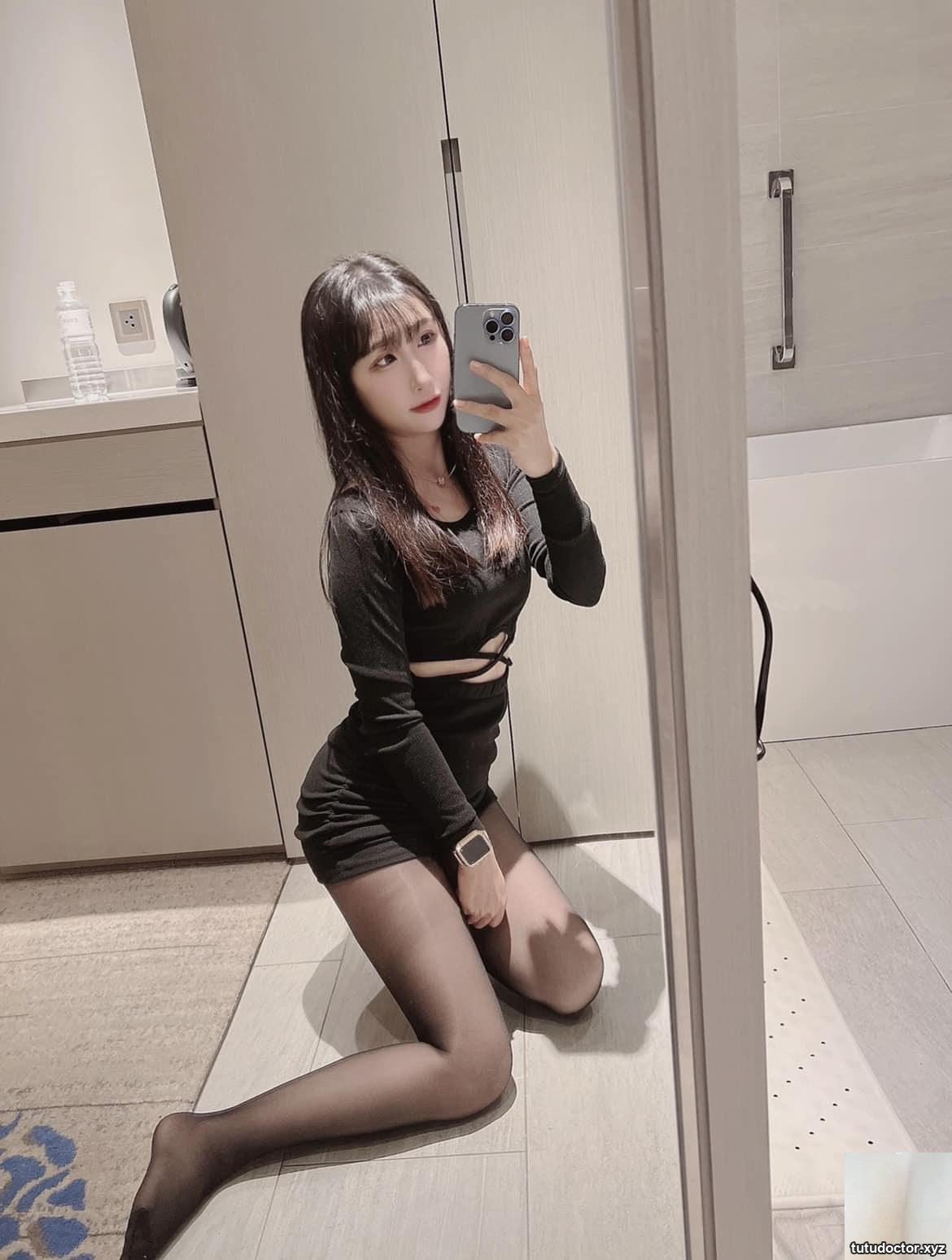 Leather skirt and black stockings · photo 16 of 18